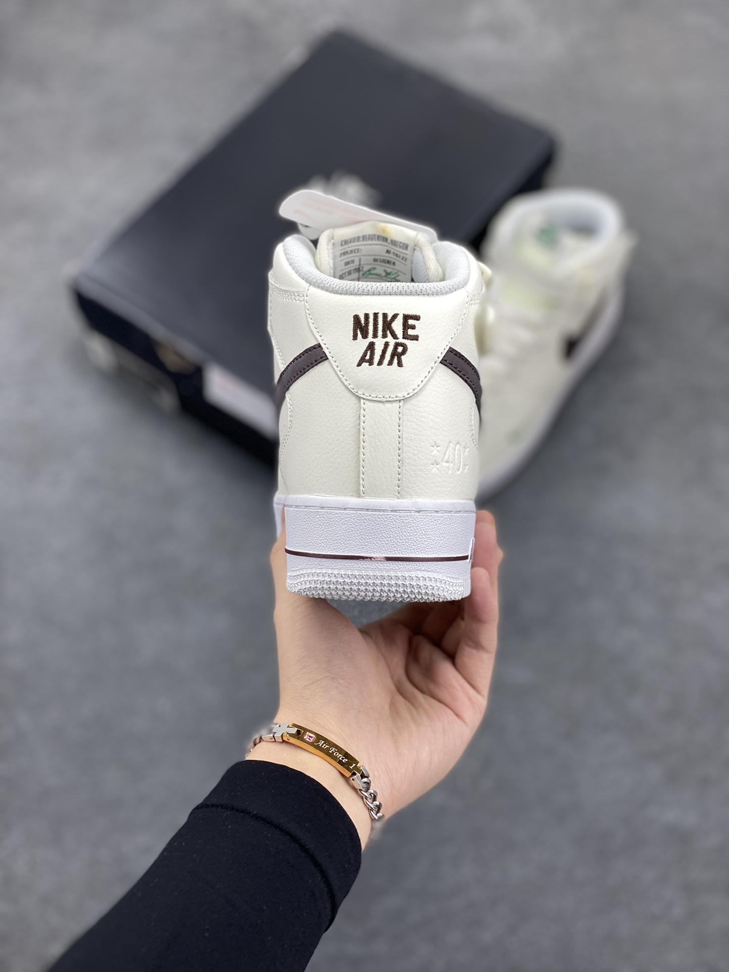 图片[4]-福利特价 Nike Air Force 1‘07 40周年 空军一号中帮休闲运动板鞋 原楦头原纸板 纯正空军版型专注外贸渠道 全掌内置蜂窝气垫 #原盒配件 原厂中底钢印、拉帮完美 货号：DR9513-100 尺码：36 36.5 37.5 38 38.5 39 40 40.5 41 42 42.5 43 44 44.5 45-选品中心