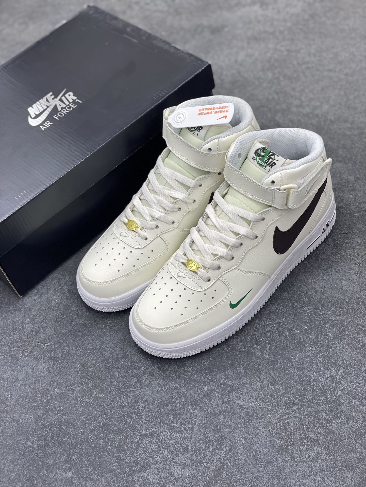 图片[8]-福利特价 Nike Air Force 1‘07 40周年 空军一号中帮休闲运动板鞋 原楦头原纸板 纯正空军版型专注外贸渠道 全掌内置蜂窝气垫 #原盒配件 原厂中底钢印、拉帮完美 货号：DR9513-100 尺码：36 36.5 37.5 38 38.5 39 40 40.5 41 42 42.5 43 44 44.5 45-选品中心
