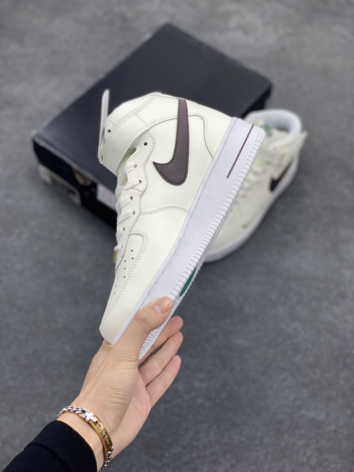 图片[3]-福利特价 Nike Air Force 1‘07 40周年 空军一号中帮休闲运动板鞋 原楦头原纸板 纯正空军版型专注外贸渠道 全掌内置蜂窝气垫 #原盒配件 原厂中底钢印、拉帮完美 货号：DR9513-100 尺码：36 36.5 37.5 38 38.5 39 40 40.5 41 42 42.5 43 44 44.5 45-选品中心