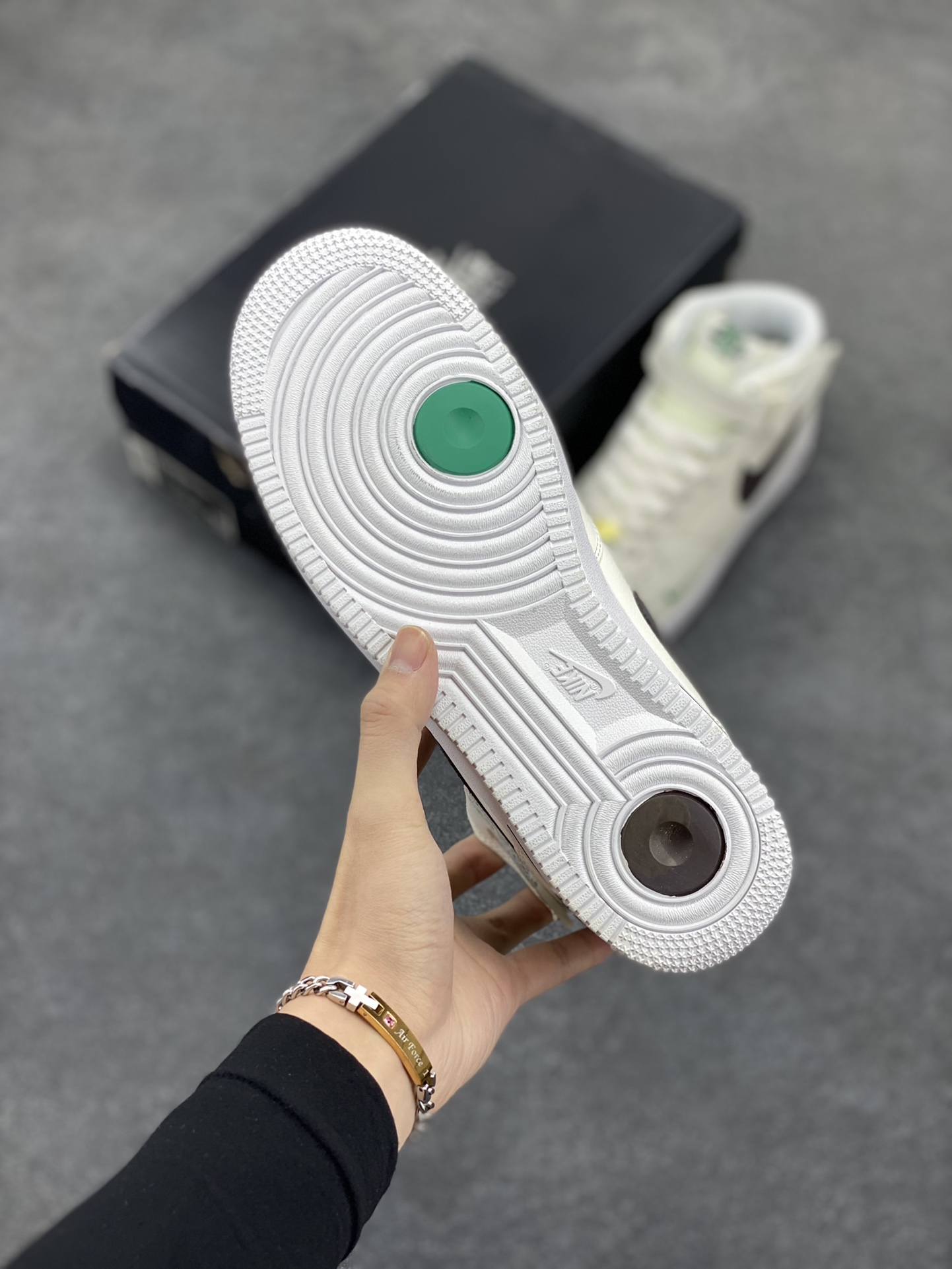 图片[5]-福利特价 Nike Air Force 1‘07 40周年 空军一号中帮休闲运动板鞋 原楦头原纸板 纯正空军版型专注外贸渠道 全掌内置蜂窝气垫 #原盒配件 原厂中底钢印、拉帮完美 货号：DR9513-100 尺码：36 36.5 37.5 38 38.5 39 40 40.5 41 42 42.5 43 44 44.5 45-选品中心