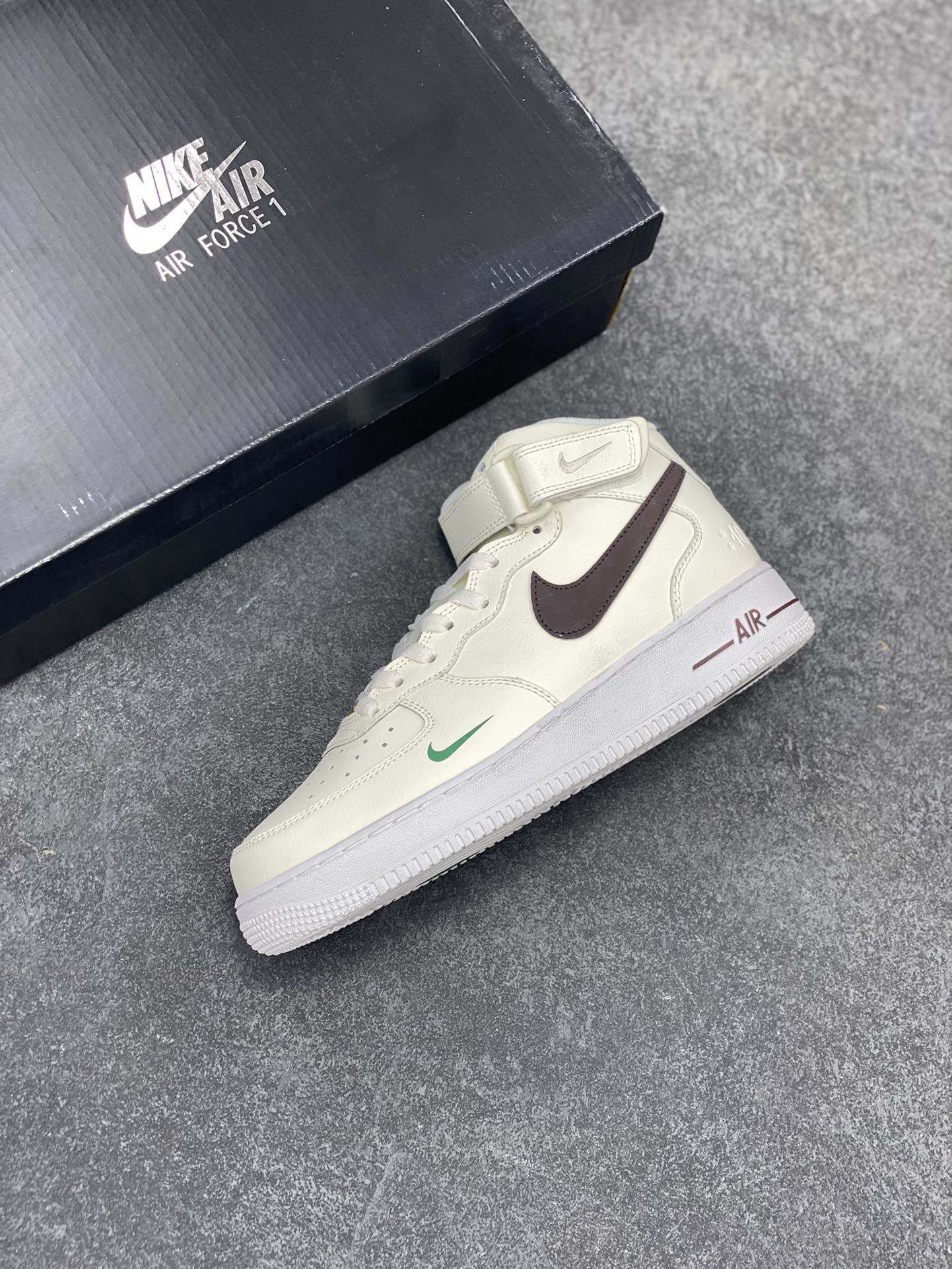 图片[7]-福利特价 Nike Air Force 1‘07 40周年 空军一号中帮休闲运动板鞋 原楦头原纸板 纯正空军版型专注外贸渠道 全掌内置蜂窝气垫 #原盒配件 原厂中底钢印、拉帮完美 货号：DR9513-100 尺码：36 36.5 37.5 38 38.5 39 40 40.5 41 42 42.5 43 44 44.5 45-选品中心