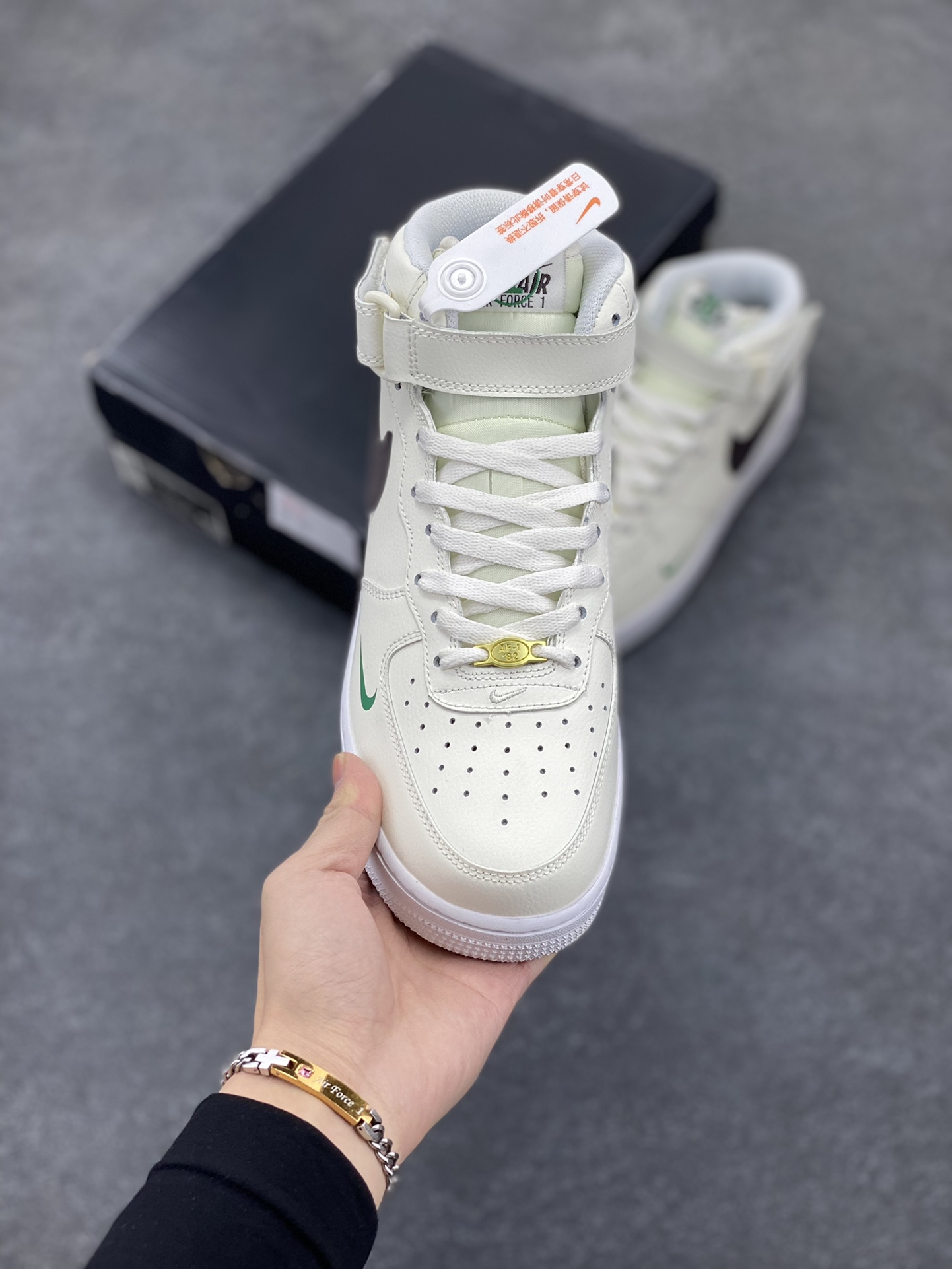 图片[2]-福利特价 Nike Air Force 1‘07 40周年 空军一号中帮休闲运动板鞋 原楦头原纸板 纯正空军版型专注外贸渠道 全掌内置蜂窝气垫 #原盒配件 原厂中底钢印、拉帮完美 货号：DR9513-100 尺码：36 36.5 37.5 38 38.5 39 40 40.5 41 42 42.5 43 44 44.5 45-选品中心