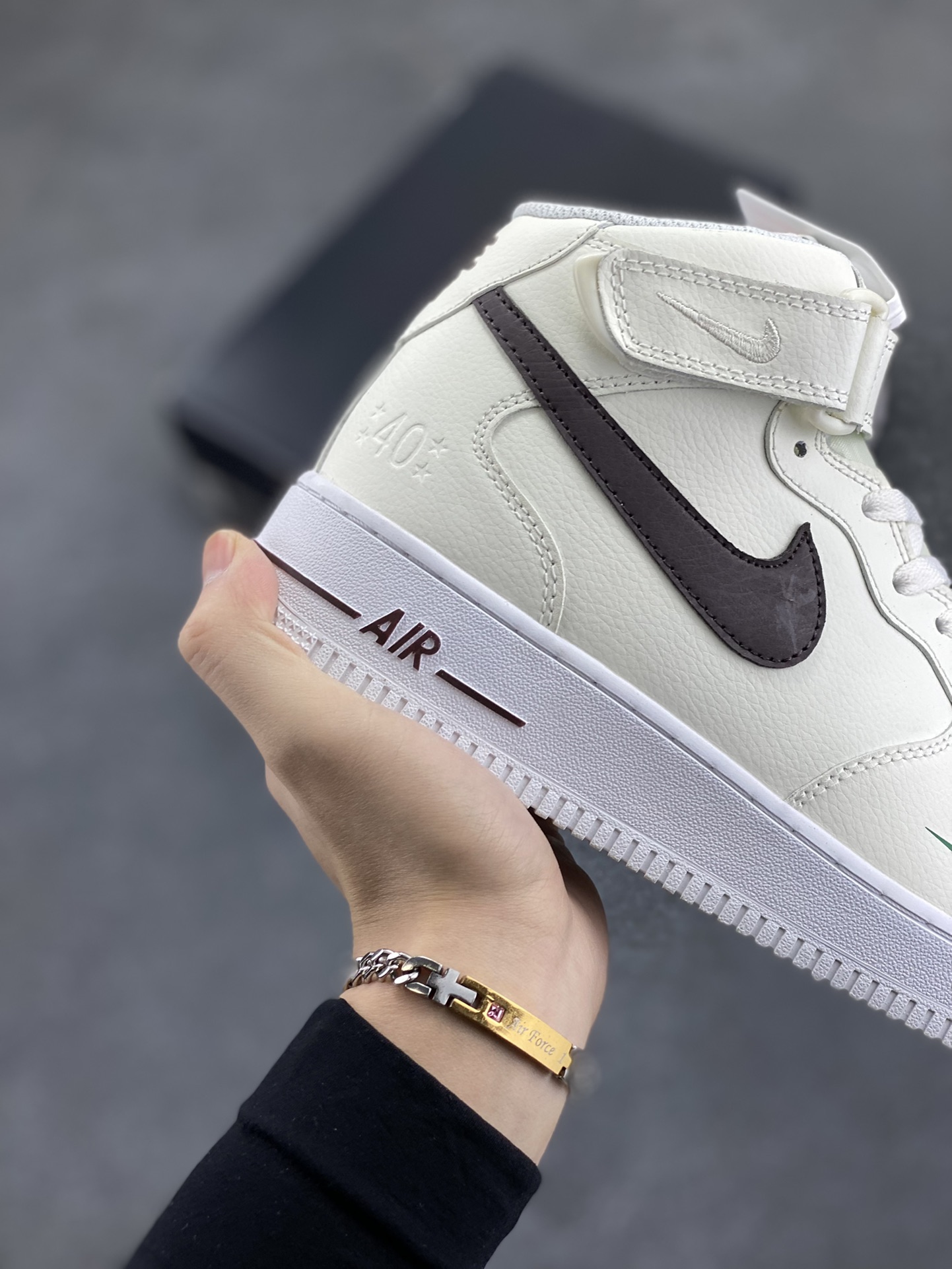 图片[6]-福利特价 Nike Air Force 1‘07 40周年 空军一号中帮休闲运动板鞋 原楦头原纸板 纯正空军版型专注外贸渠道 全掌内置蜂窝气垫 #原盒配件 原厂中底钢印、拉帮完美 货号：DR9513-100 尺码：36 36.5 37.5 38 38.5 39 40 40.5 41 42 42.5 43 44 44.5 45-选品中心