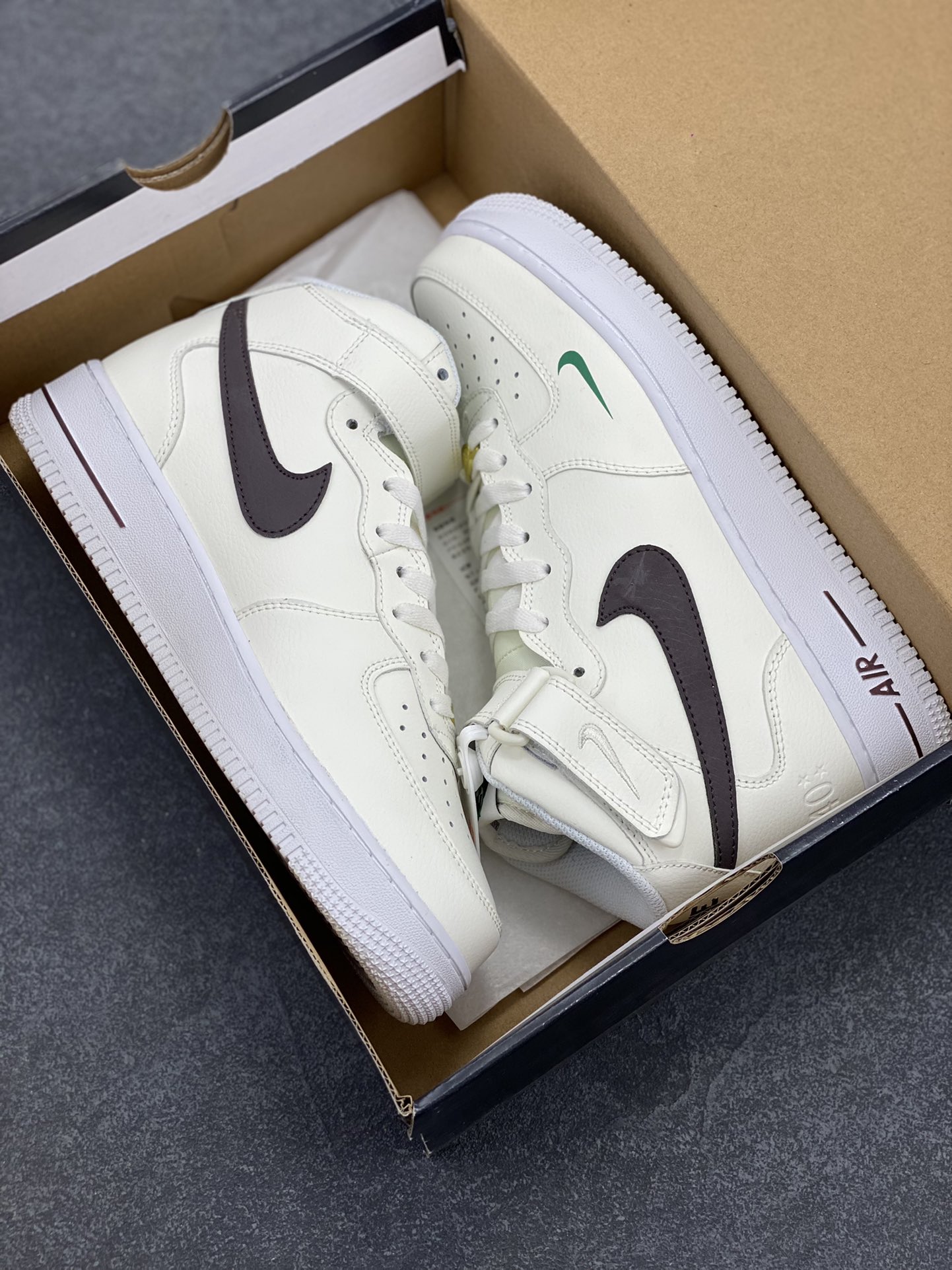 图片[9]-福利特价 Nike Air Force 1‘07 40周年 空军一号中帮休闲运动板鞋 原楦头原纸板 纯正空军版型专注外贸渠道 全掌内置蜂窝气垫 #原盒配件 原厂中底钢印、拉帮完美 货号：DR9513-100 尺码：36 36.5 37.5 38 38.5 39 40 40.5 41 42 42.5 43 44 44.5 45-选品中心