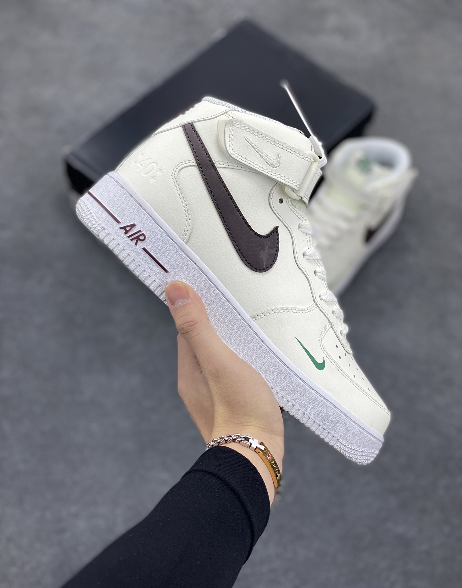 福利特价 Nike Air Force 1‘07 40周年 空军一号中帮休闲运动板鞋 原楦头原纸板 纯正空军版型专注外贸渠道 全掌内置蜂窝气垫 #原盒配件 原厂中底钢印、拉帮完美 货号：DR9513-100 尺码：36 36.5 37.5 38 38.5 39 40 40.5 41 42 42.5 43 44 44.5 45-选品中心