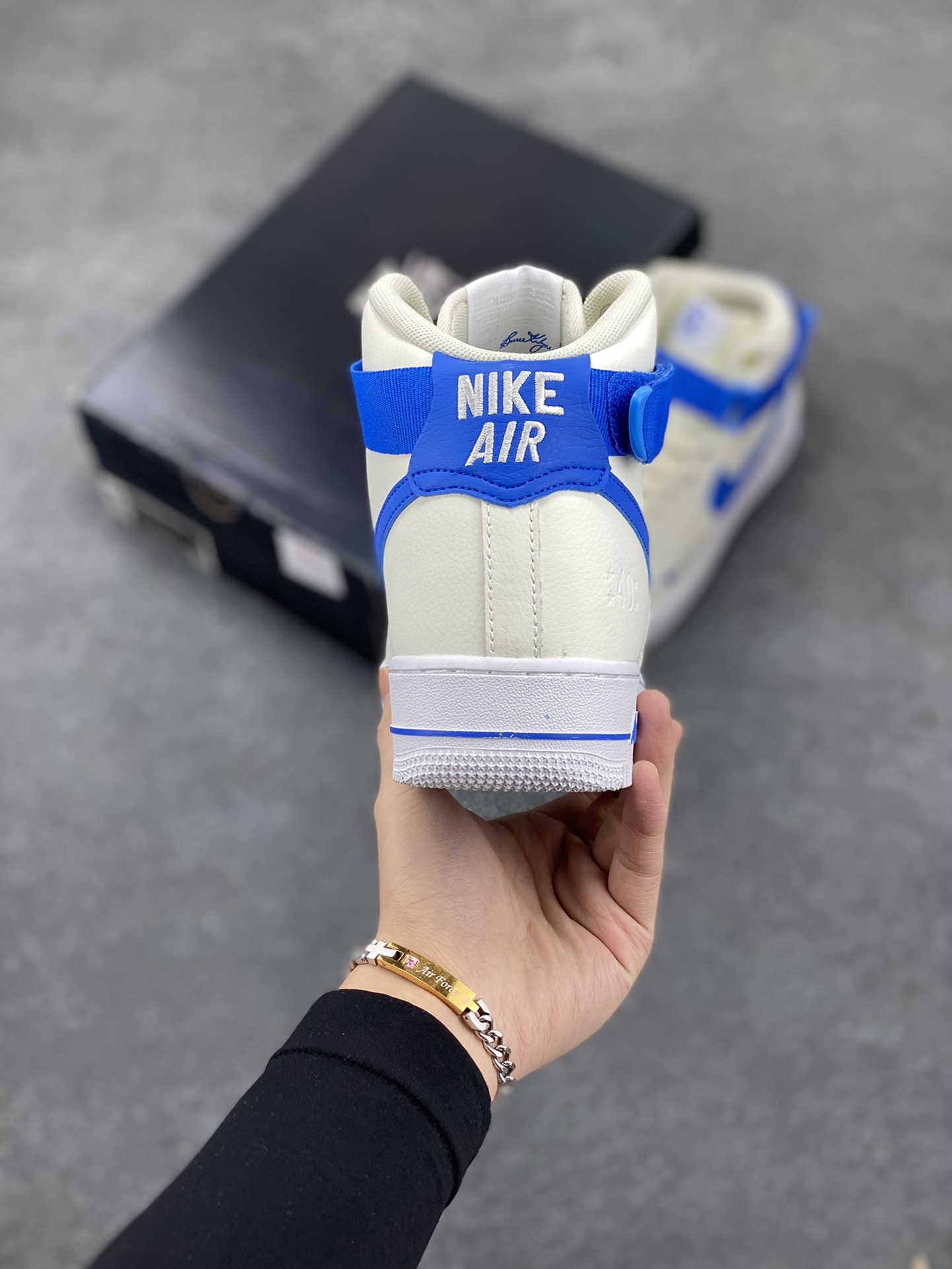 图片[4]-福利特价 Nike Air Force 1‘07 40周年 空军一号中帮休闲运动板鞋 原楦头原纸板 纯正空军版型专注外贸渠道 全掌内置蜂窝气垫 #原盒配件 原厂中底钢印、拉帮完美 货号：DQ7584-100 尺码：36 36.5 37.5 38 38.5 39 40 40.5 41 42 42.5 43 44 44.5 45-选品中心