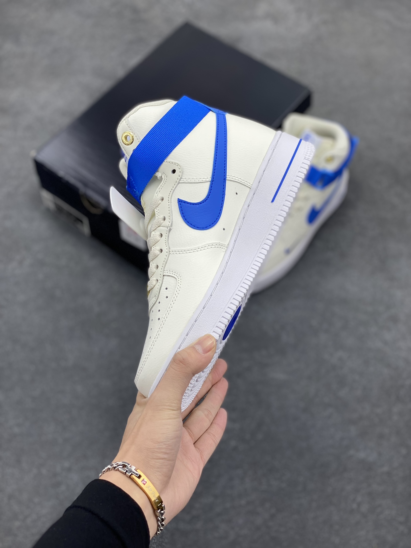 图片[3]-福利特价 Nike Air Force 1‘07 40周年 空军一号中帮休闲运动板鞋 原楦头原纸板 纯正空军版型专注外贸渠道 全掌内置蜂窝气垫 #原盒配件 原厂中底钢印、拉帮完美 货号：DQ7584-100 尺码：36 36.5 37.5 38 38.5 39 40 40.5 41 42 42.5 43 44 44.5 45-选品中心