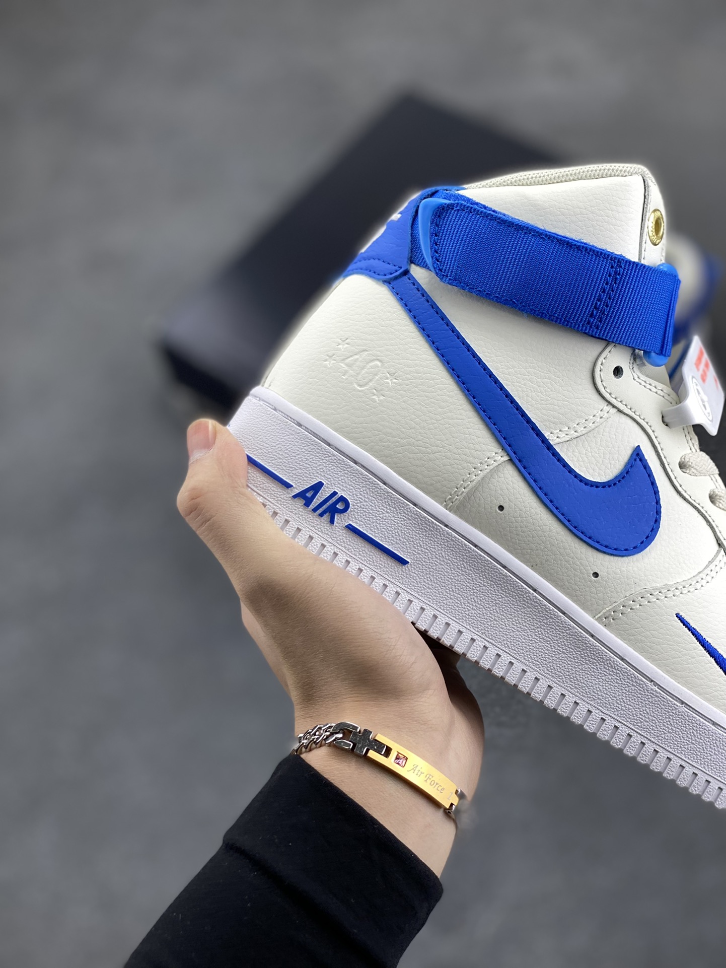 图片[6]-福利特价 Nike Air Force 1‘07 40周年 空军一号中帮休闲运动板鞋 原楦头原纸板 纯正空军版型专注外贸渠道 全掌内置蜂窝气垫 #原盒配件 原厂中底钢印、拉帮完美 货号：DQ7584-100 尺码：36 36.5 37.5 38 38.5 39 40 40.5 41 42 42.5 43 44 44.5 45-选品中心