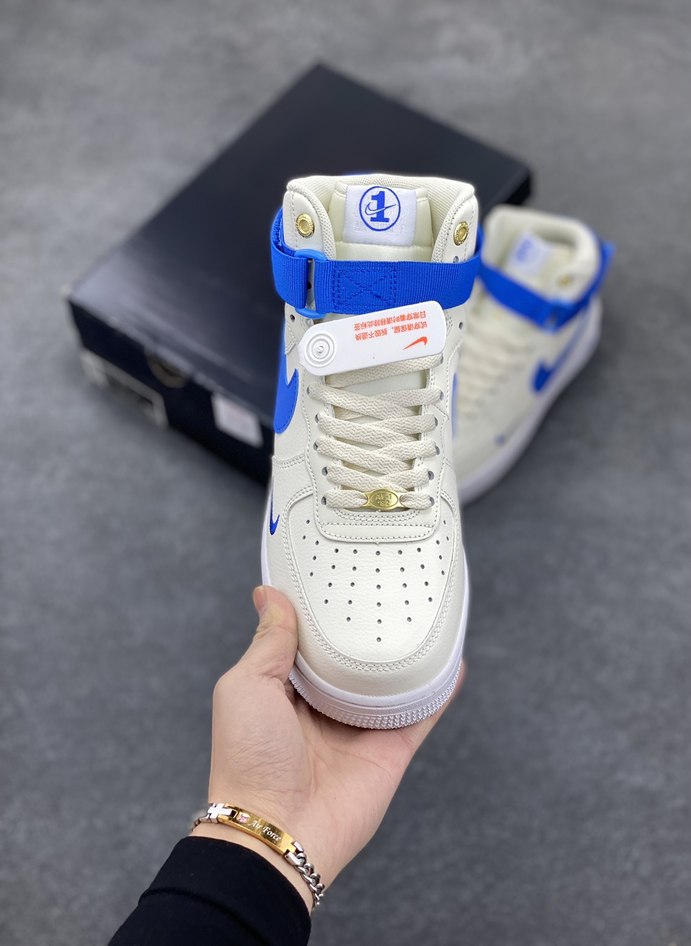 图片[2]-福利特价 Nike Air Force 1‘07 40周年 空军一号中帮休闲运动板鞋 原楦头原纸板 纯正空军版型专注外贸渠道 全掌内置蜂窝气垫 #原盒配件 原厂中底钢印、拉帮完美 货号：DQ7584-100 尺码：36 36.5 37.5 38 38.5 39 40 40.5 41 42 42.5 43 44 44.5 45-选品中心