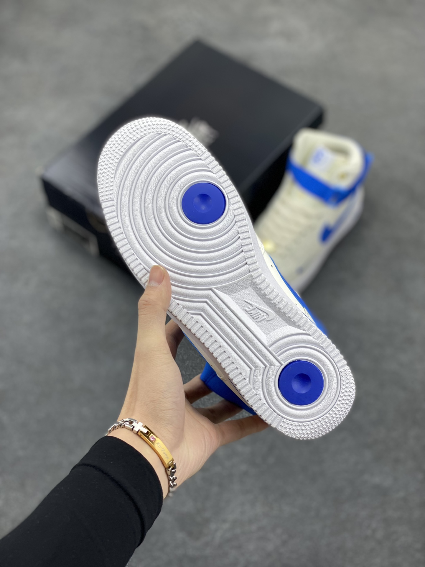 图片[5]-福利特价 Nike Air Force 1‘07 40周年 空军一号中帮休闲运动板鞋 原楦头原纸板 纯正空军版型专注外贸渠道 全掌内置蜂窝气垫 #原盒配件 原厂中底钢印、拉帮完美 货号：DQ7584-100 尺码：36 36.5 37.5 38 38.5 39 40 40.5 41 42 42.5 43 44 44.5 45-选品中心