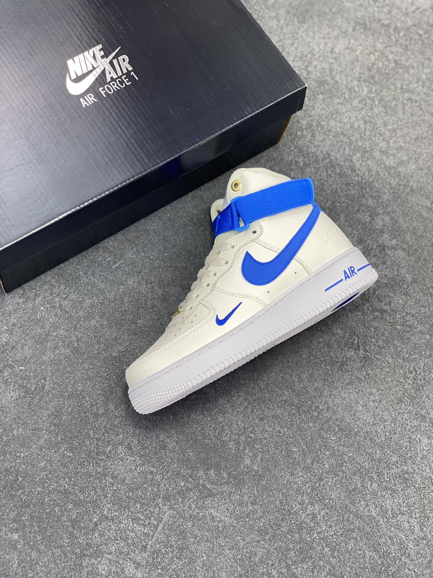 图片[7]-福利特价 Nike Air Force 1‘07 40周年 空军一号中帮休闲运动板鞋 原楦头原纸板 纯正空军版型专注外贸渠道 全掌内置蜂窝气垫 #原盒配件 原厂中底钢印、拉帮完美 货号：DQ7584-100 尺码：36 36.5 37.5 38 38.5 39 40 40.5 41 42 42.5 43 44 44.5 45-选品中心