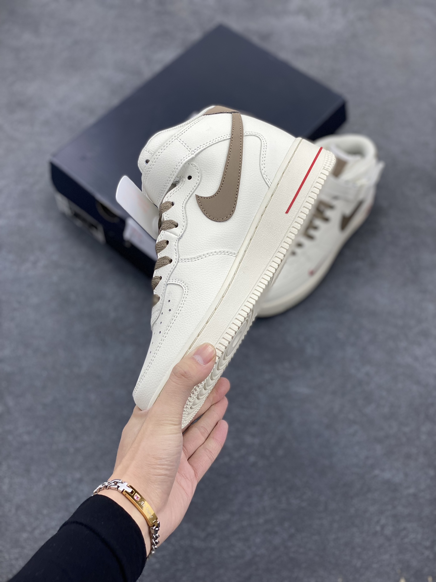 图片[3]-福利特价 Nike Air Force 1‘07 奶咖浅褐 空军一号中帮休闲运动板鞋 原楦头原纸板 纯正空军版型专注外贸渠道 全掌内置蜂窝气垫 #原盒配件 原厂中底钢印、拉帮完美 货号：808123-996 尺码：36 36.5 37.5 38 38.5 39 40 40.5 41 42 42.5 43 44 44.5 45-选品中心