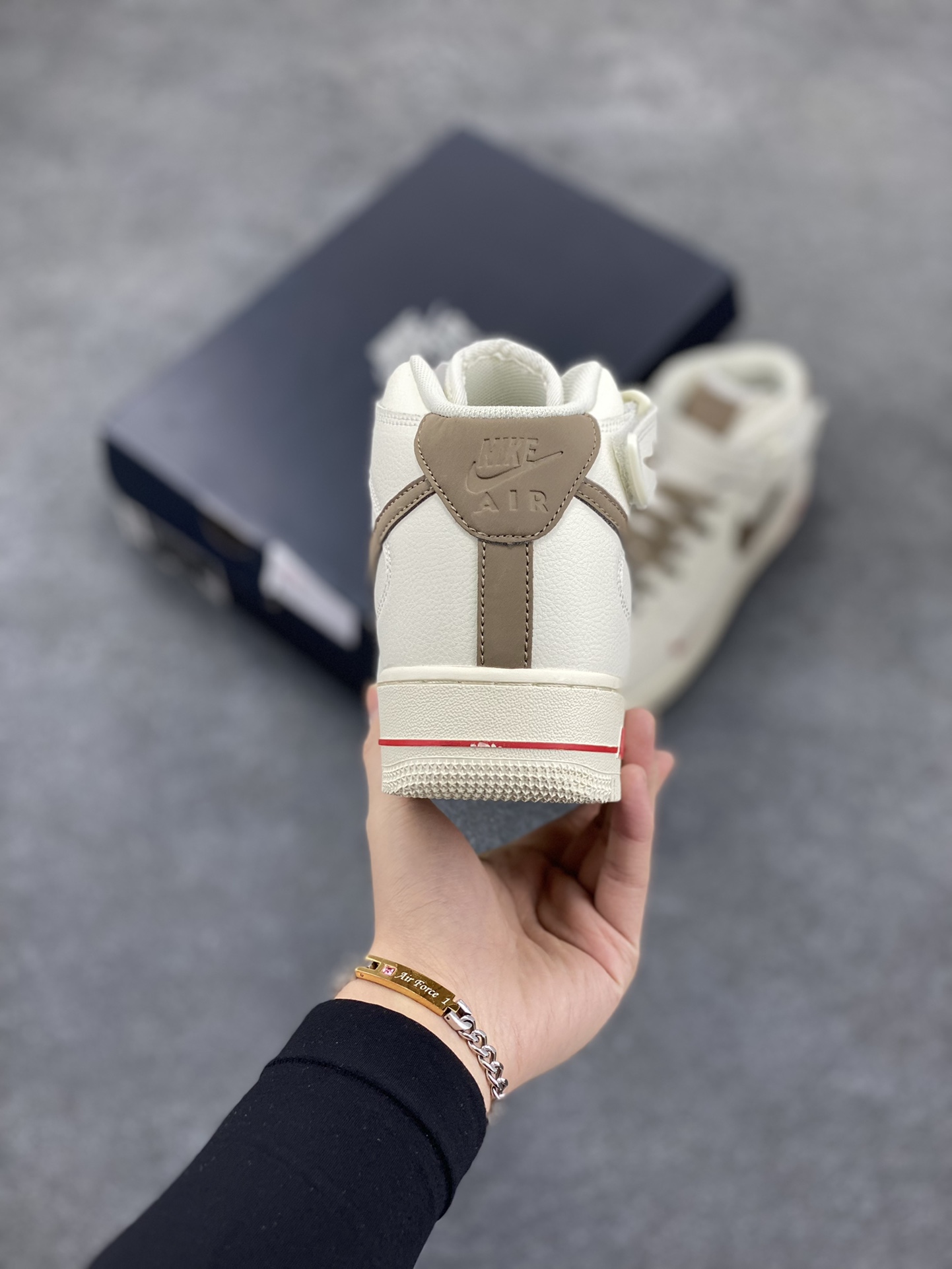 图片[4]-福利特价 Nike Air Force 1‘07 奶咖浅褐 空军一号中帮休闲运动板鞋 原楦头原纸板 纯正空军版型专注外贸渠道 全掌内置蜂窝气垫 #原盒配件 原厂中底钢印、拉帮完美 货号：808123-996 尺码：36 36.5 37.5 38 38.5 39 40 40.5 41 42 42.5 43 44 44.5 45-选品中心