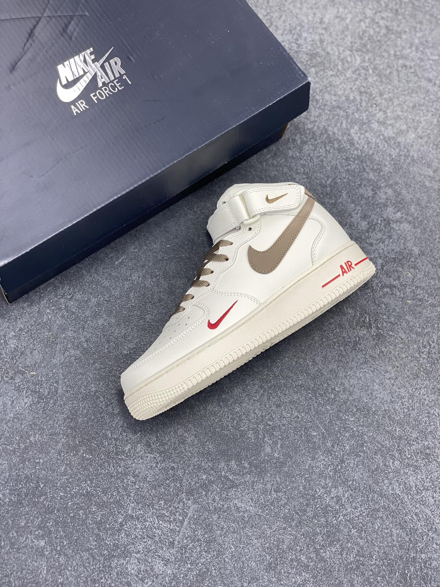 图片[7]-福利特价 Nike Air Force 1‘07 奶咖浅褐 空军一号中帮休闲运动板鞋 原楦头原纸板 纯正空军版型专注外贸渠道 全掌内置蜂窝气垫 #原盒配件 原厂中底钢印、拉帮完美 货号：808123-996 尺码：36 36.5 37.5 38 38.5 39 40 40.5 41 42 42.5 43 44 44.5 45-选品中心