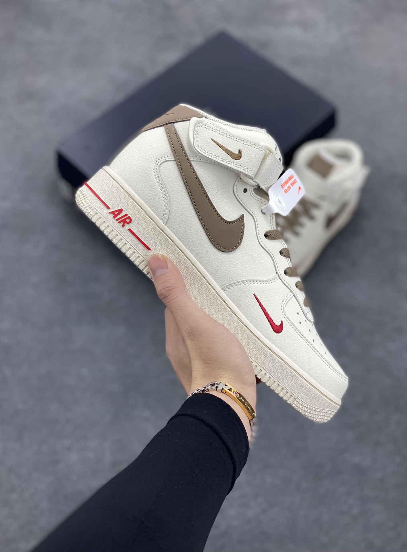 福利特价 Nike Air Force 1‘07 奶咖浅褐 空军一号中帮休闲运动板鞋 原楦头原纸板 纯正空军版型专注外贸渠道 全掌内置蜂窝气垫 #原盒配件 原厂中底钢印、拉帮完美 货号：808123-996 尺码：36 36.5 37.5 38 38.5 39 40 40.5 41 42 42.5 43 44 44.5 45-选品中心