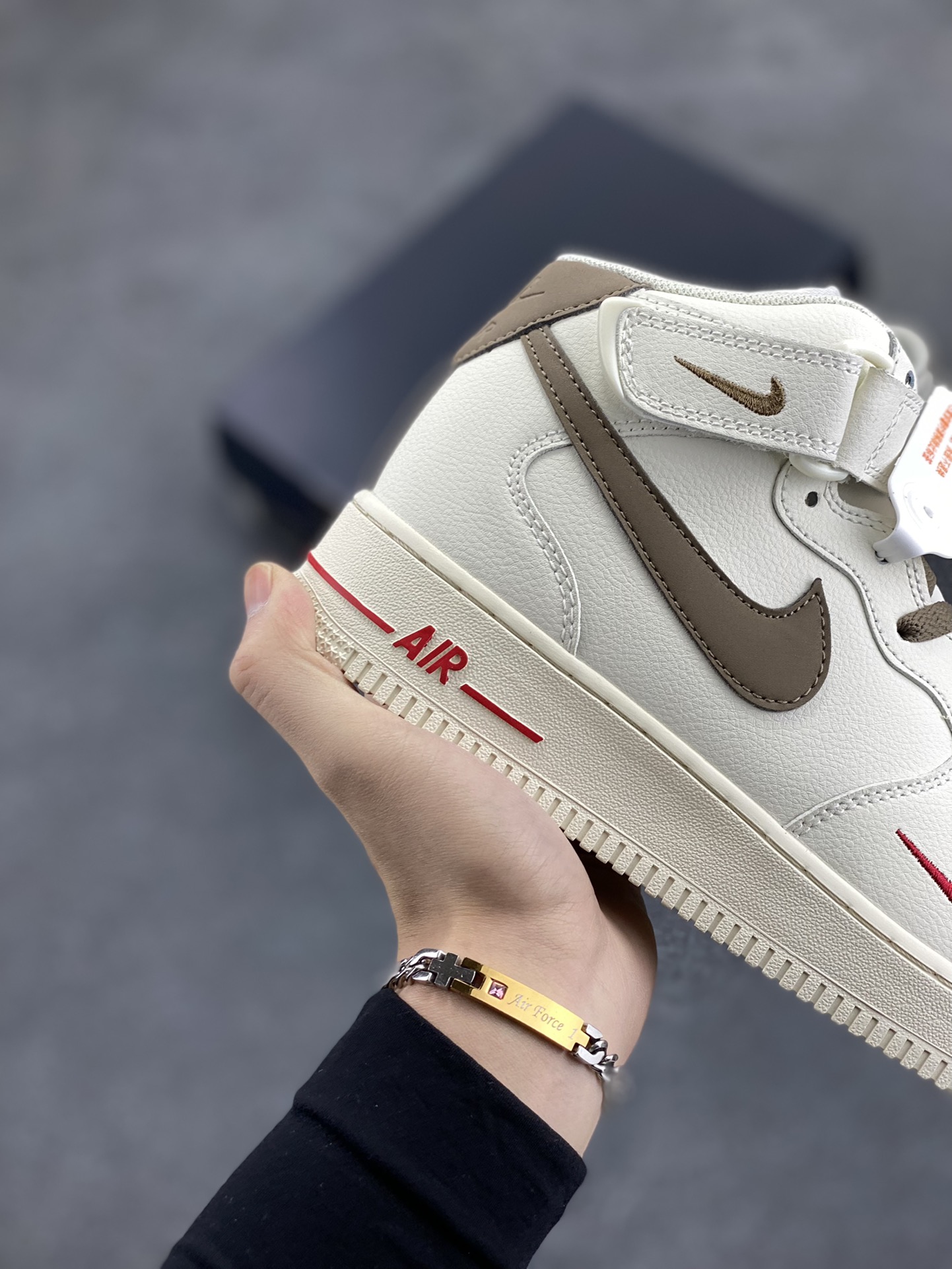 图片[6]-福利特价 Nike Air Force 1‘07 奶咖浅褐 空军一号中帮休闲运动板鞋 原楦头原纸板 纯正空军版型专注外贸渠道 全掌内置蜂窝气垫 #原盒配件 原厂中底钢印、拉帮完美 货号：808123-996 尺码：36 36.5 37.5 38 38.5 39 40 40.5 41 42 42.5 43 44 44.5 45-选品中心