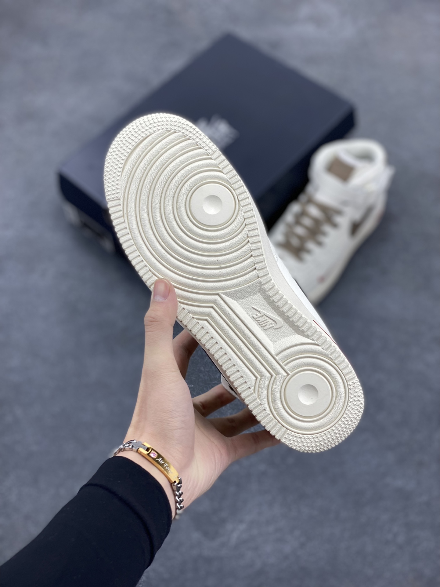 图片[5]-福利特价 Nike Air Force 1‘07 奶咖浅褐 空军一号中帮休闲运动板鞋 原楦头原纸板 纯正空军版型专注外贸渠道 全掌内置蜂窝气垫 #原盒配件 原厂中底钢印、拉帮完美 货号：808123-996 尺码：36 36.5 37.5 38 38.5 39 40 40.5 41 42 42.5 43 44 44.5 45-选品中心