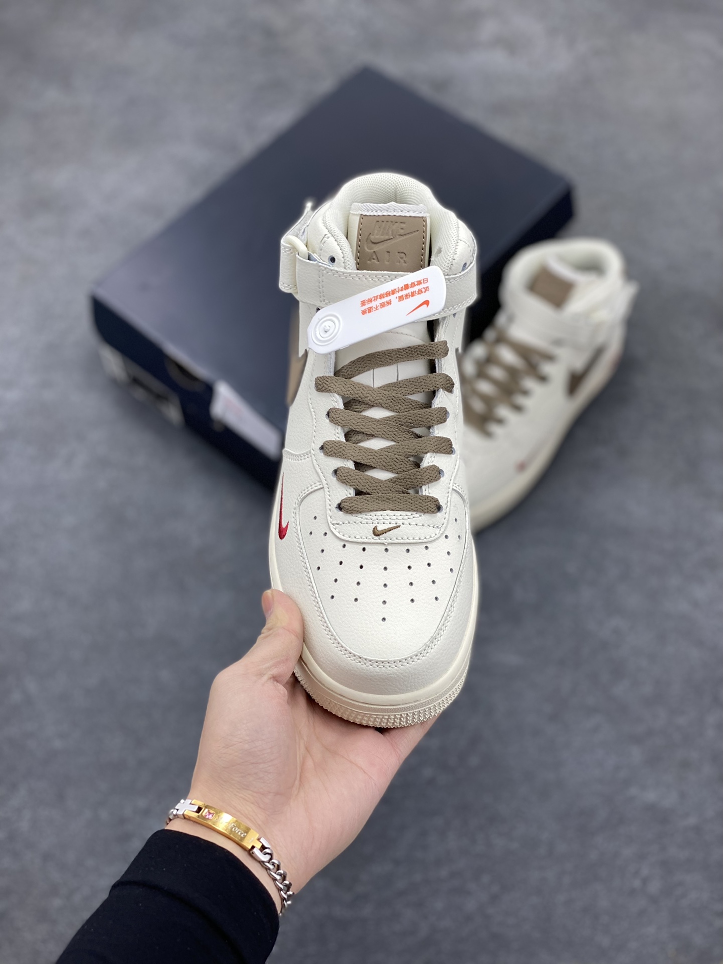 图片[2]-福利特价 Nike Air Force 1‘07 奶咖浅褐 空军一号中帮休闲运动板鞋 原楦头原纸板 纯正空军版型专注外贸渠道 全掌内置蜂窝气垫 #原盒配件 原厂中底钢印、拉帮完美 货号：808123-996 尺码：36 36.5 37.5 38 38.5 39 40 40.5 41 42 42.5 43 44 44.5 45-选品中心