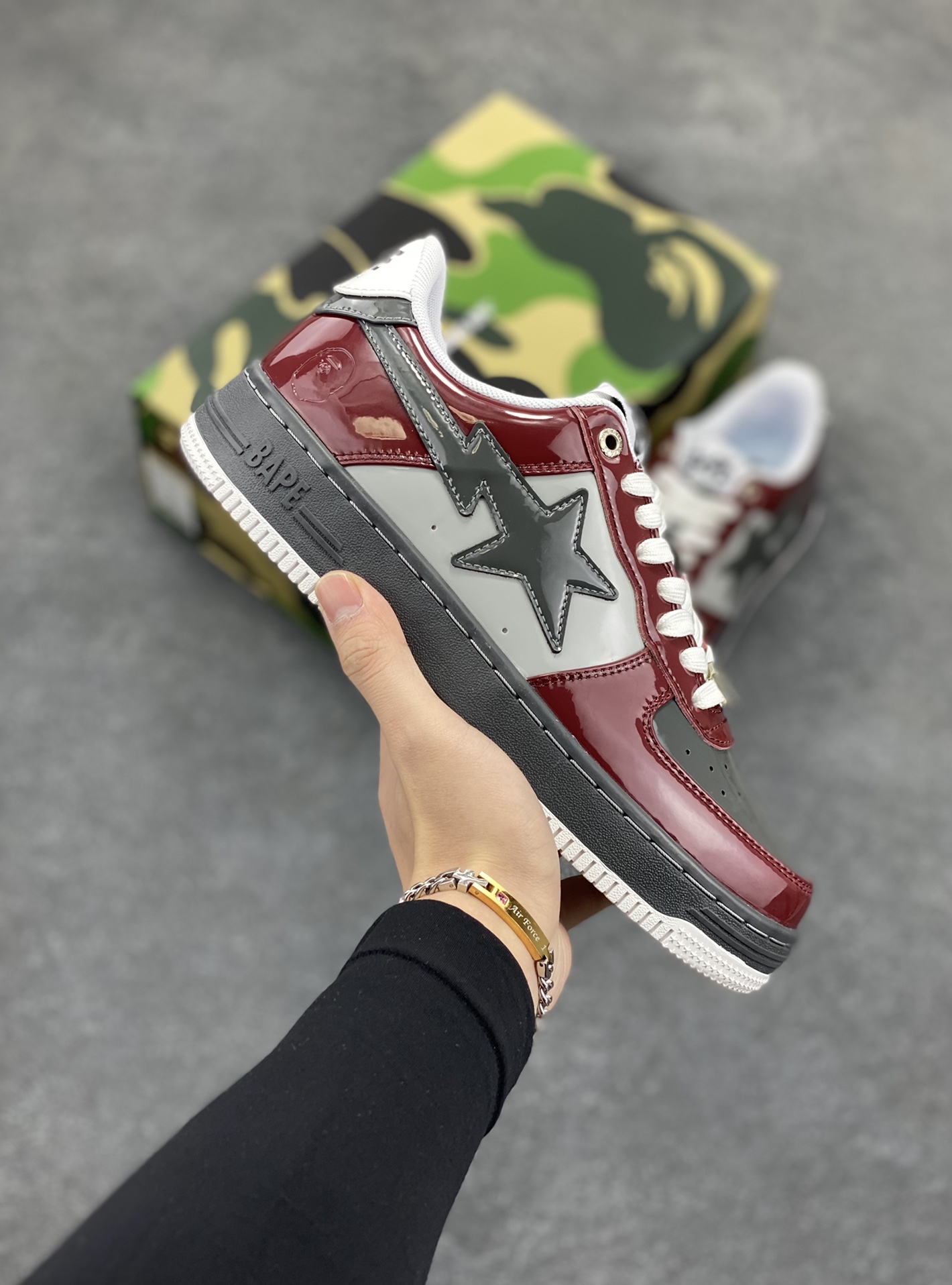Bape Sk8 Sta To Nigo“ 潮流教父Nigo 品牌 猿人头低帮经典运动休闲板鞋 全套顶级包装 包含猿人logo定制防尘袋 定制迷彩鞋垫一副 抗压收纳抽屉式鞋盒 货号:1I80191006 尺码:36 36.5 37.5 38 38.5 39 40 40.5 41 42 42.5 43 44 44.5 45 46-选品中心