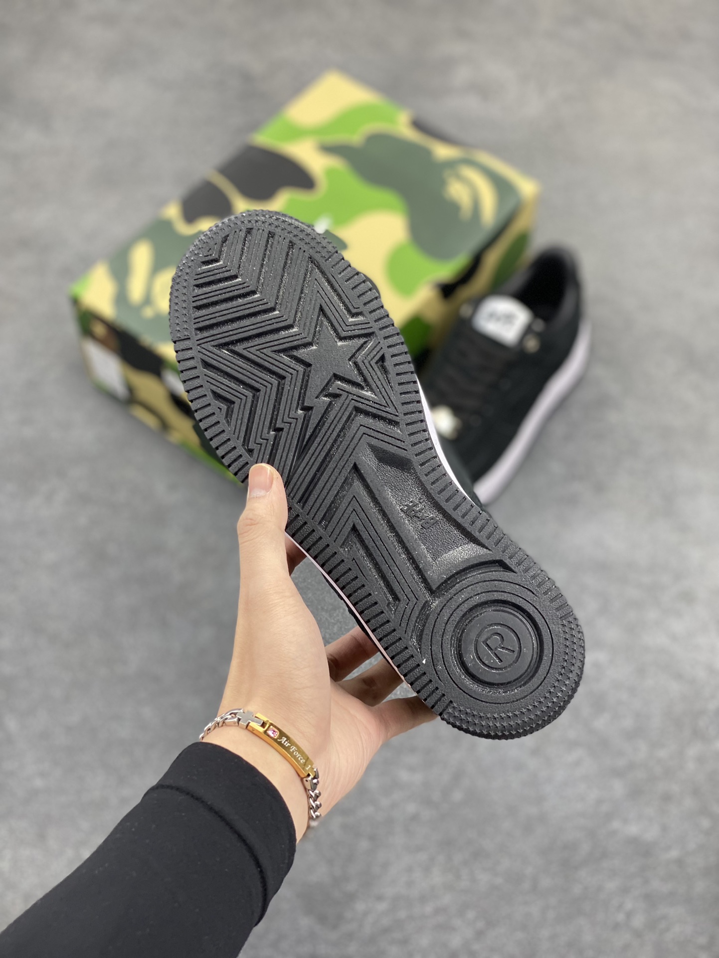 图片[5]-Bape Sk8 Sta To Nigo“ 潮流教父Nigo 品牌 猿人头低帮经典运动休闲板鞋 全套顶级包装 包含猿人logo定制防尘袋 定制迷彩鞋垫一副 抗压收纳抽屉式鞋盒 货号：1H70191004 尺码：36 36.5 37.5 38 38.5 39 40 40.5 41 42 42.5 43 44 44.5 45 46-选品中心