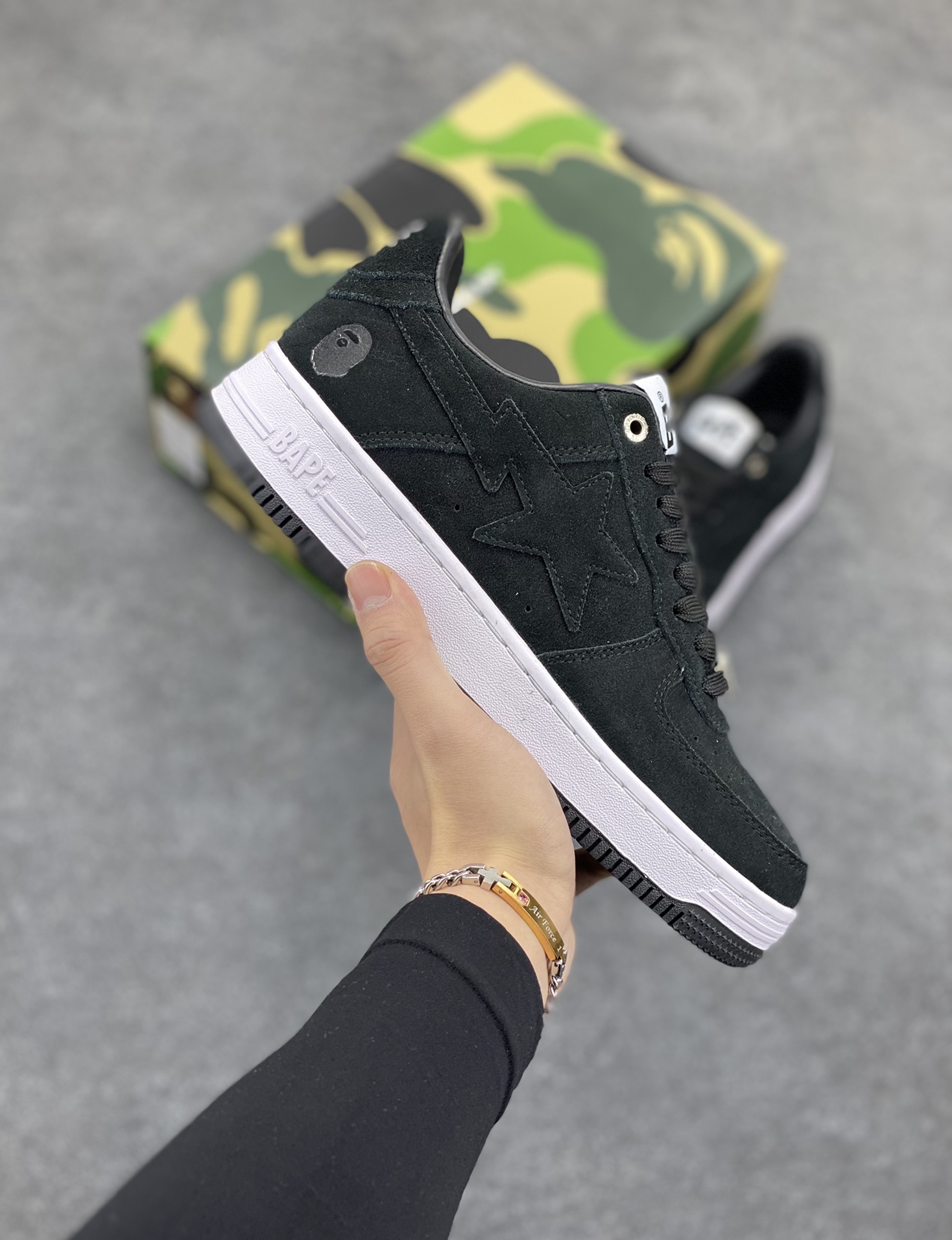 Bape Sk8 Sta To Nigo“ 潮流教父Nigo 品牌 猿人头低帮经典运动休闲板鞋 全套顶级包装 包含猿人logo定制防尘袋 定制迷彩鞋垫一副 抗压收纳抽屉式鞋盒 货号:1H70191004 尺码:36 36.5 37.5 38 38.5 39 40 40.5 41 42 42.5 43 44 44.5 45 46-选品中心