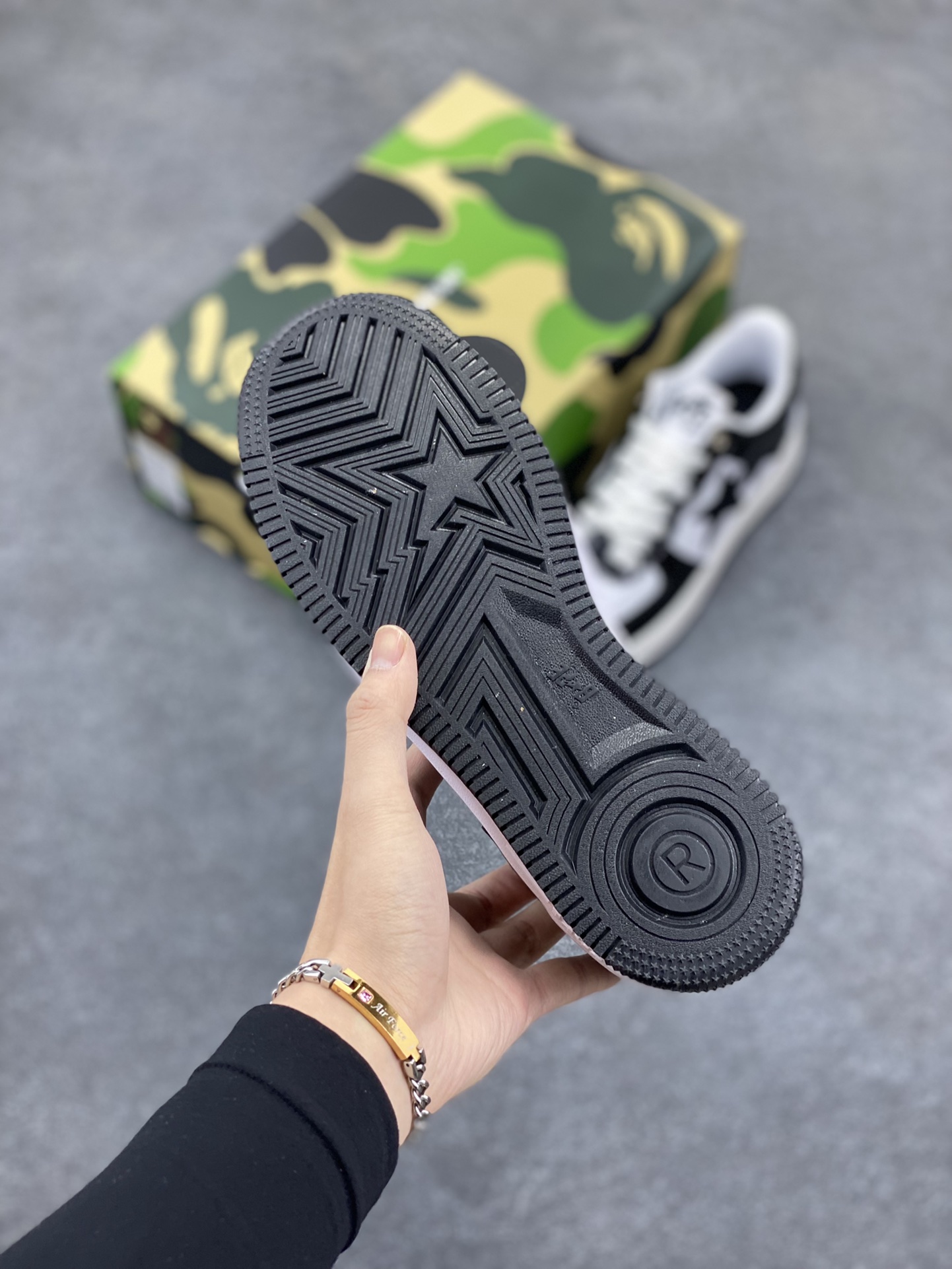 图片[5]-Bape Sk8 Sta To Nigo“ 潮流教父Nigo 品牌 猿人头低帮经典运动休闲板鞋 全套顶级包装 包含猿人logo定制防尘袋 定制迷彩鞋垫一副 抗压收纳抽屉式鞋盒 货号：1I70191002 尺码：36 36.5 37.5 38 38.5 39 40 40.5 41 42 42.5 43 44 44.5 45 46-选品中心