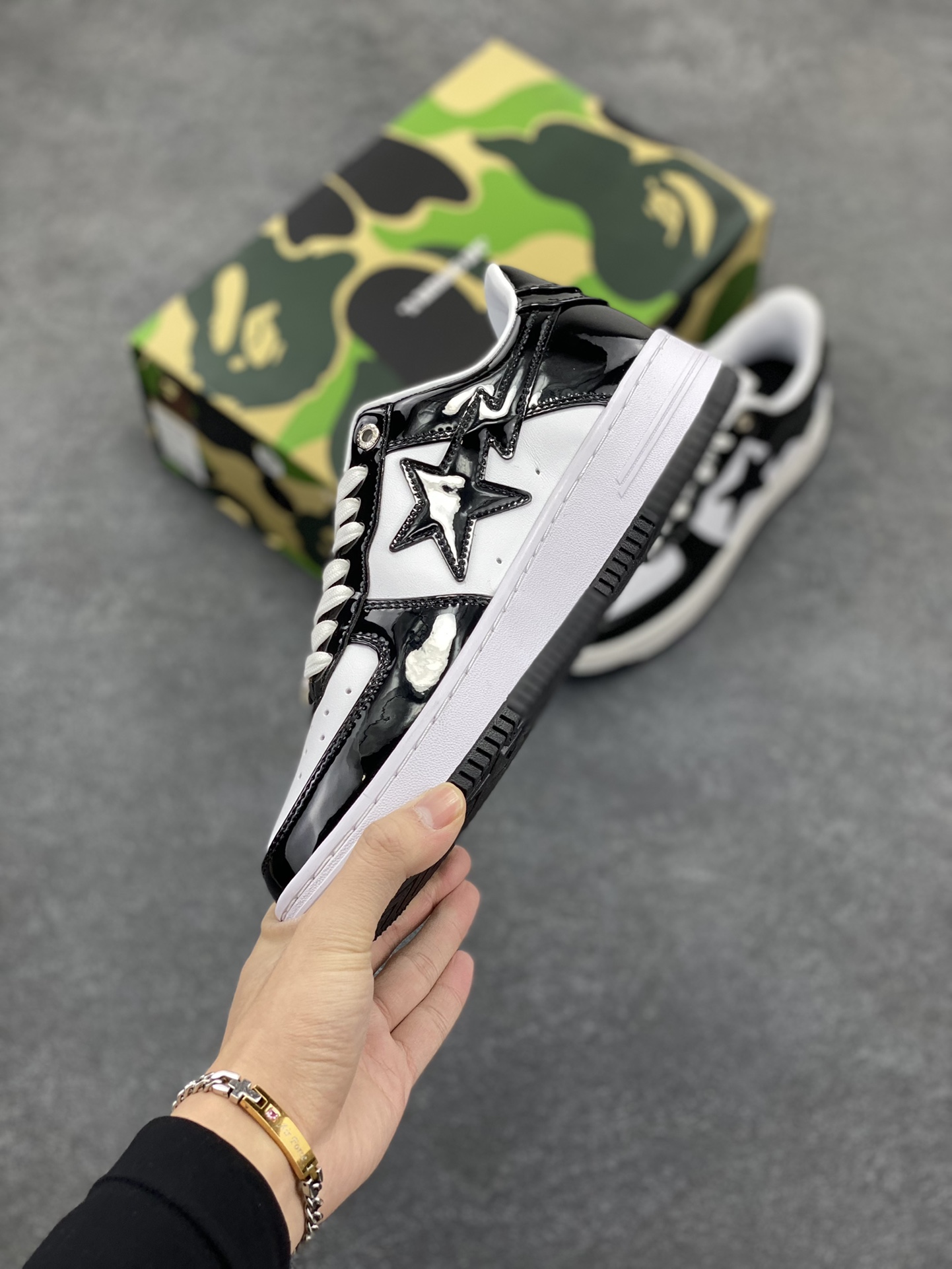 图片[3]-Bape Sk8 Sta To Nigo“ 潮流教父Nigo 品牌 猿人头低帮经典运动休闲板鞋 全套顶级包装 包含猿人logo定制防尘袋 定制迷彩鞋垫一副 抗压收纳抽屉式鞋盒 货号：1I70191002 尺码：36 36.5 37.5 38 38.5 39 40 40.5 41 42 42.5 43 44 44.5 45 46-选品中心