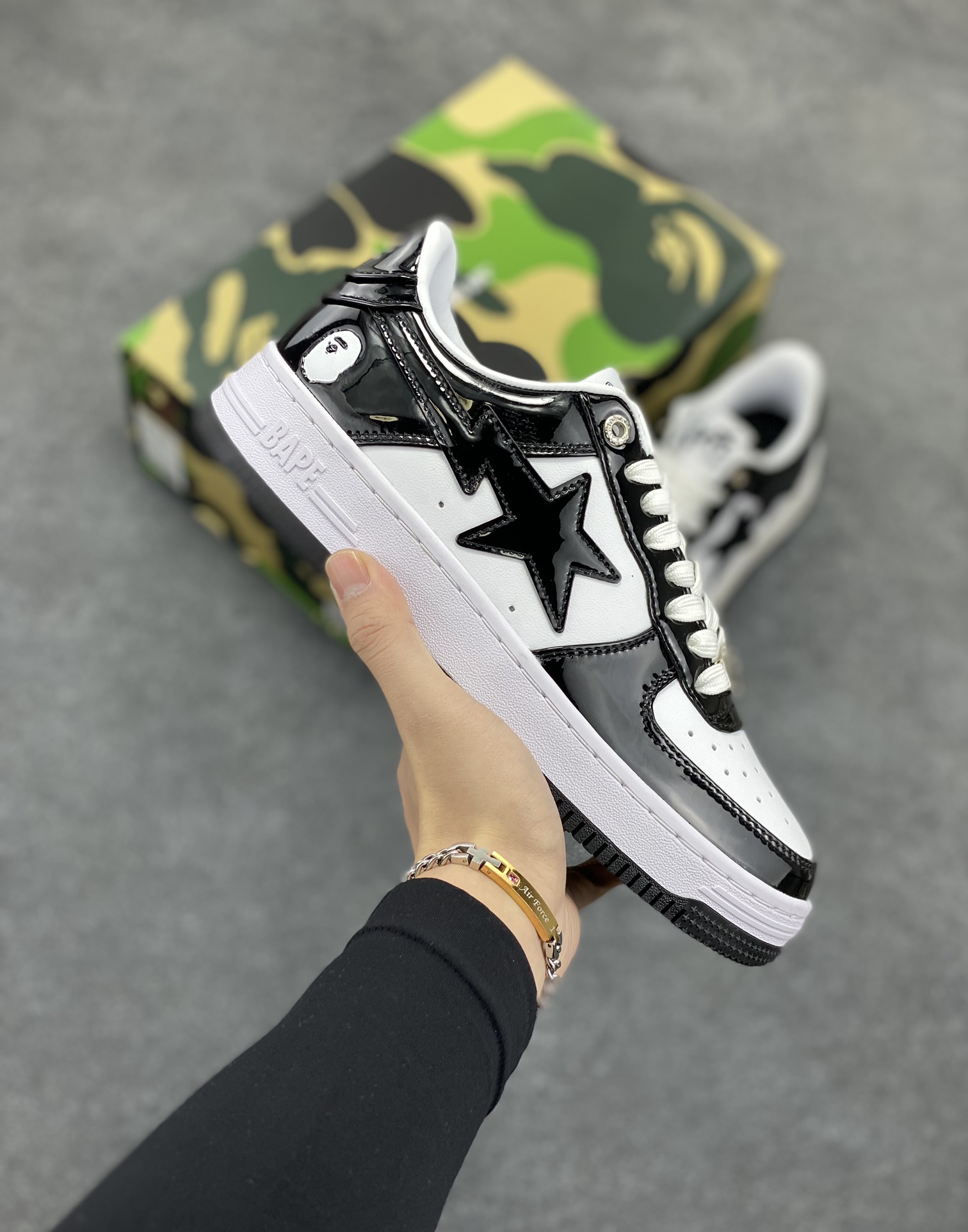 Bape Sk8 Sta To Nigo“ 潮流教父Nigo 品牌 猿人头低帮经典运动休闲板鞋 全套顶级包装 包含猿人logo定制防尘袋 定制迷彩鞋垫一副 抗压收纳抽屉式鞋盒 货号:1I70191002 尺码:36 36.5 37.5 38 38.5 39 40 40.5 41 42 42.5 43 44 44.5 45 46-选品中心