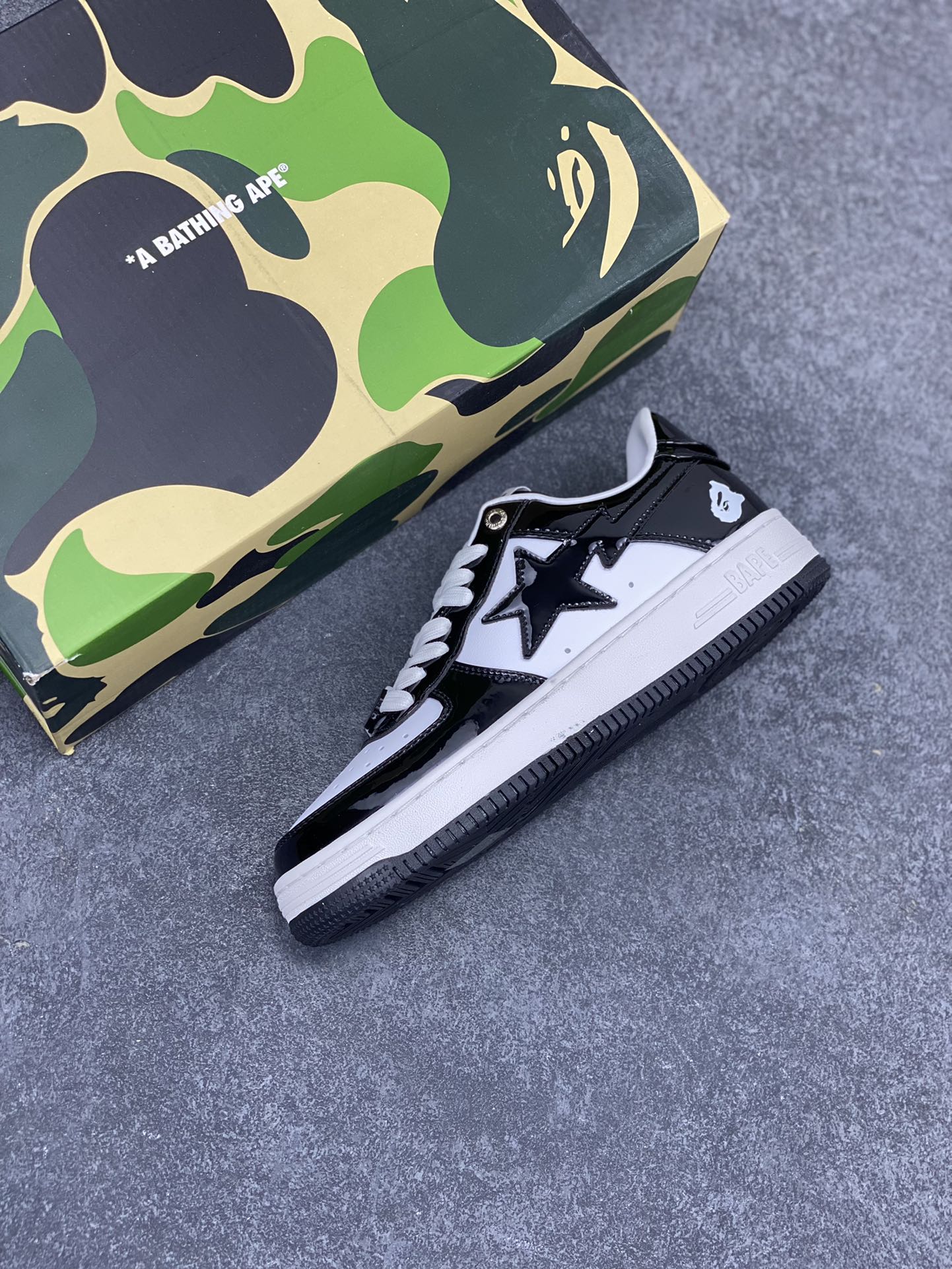 图片[7]-Bape Sk8 Sta To Nigo“ 潮流教父Nigo 品牌 猿人头低帮经典运动休闲板鞋 全套顶级包装 包含猿人logo定制防尘袋 定制迷彩鞋垫一副 抗压收纳抽屉式鞋盒 货号：1I70191002 尺码：36 36.5 37.5 38 38.5 39 40 40.5 41 42 42.5 43 44 44.5 45 46-选品中心