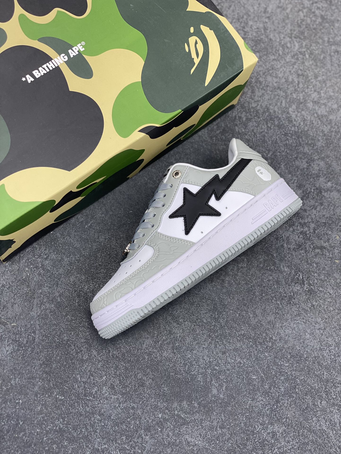 图片[7]-Bape Sk8 Sta To Nigo“ 潮流教父Nigo 品牌 猿人头低帮经典运动休闲板鞋 全套顶级包装 包含猿人logo定制防尘袋 定制迷彩鞋垫一副 抗压收纳抽屉式鞋盒 货号：1H70191002 尺码：36 36.5 37.5 38 38.5 39 40 40.5 41 42 42.5 43 44 44.5 45 46-选品中心