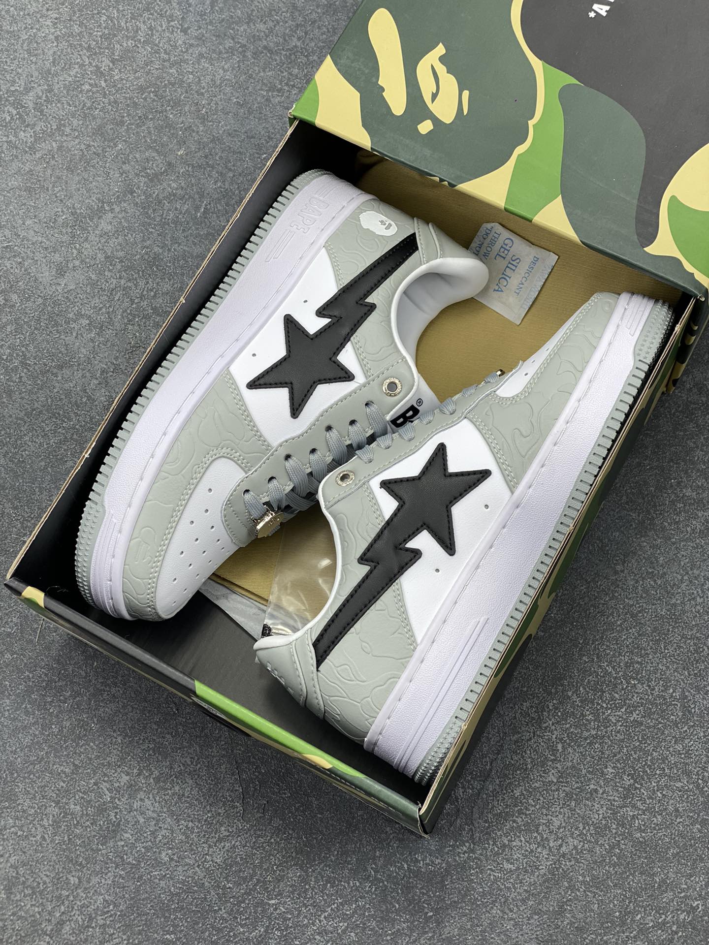 图片[9]-Bape Sk8 Sta To Nigo“ 潮流教父Nigo 品牌 猿人头低帮经典运动休闲板鞋 全套顶级包装 包含猿人logo定制防尘袋 定制迷彩鞋垫一副 抗压收纳抽屉式鞋盒 货号：1H70191002 尺码：36 36.5 37.5 38 38.5 39 40 40.5 41 42 42.5 43 44 44.5 45 46-选品中心