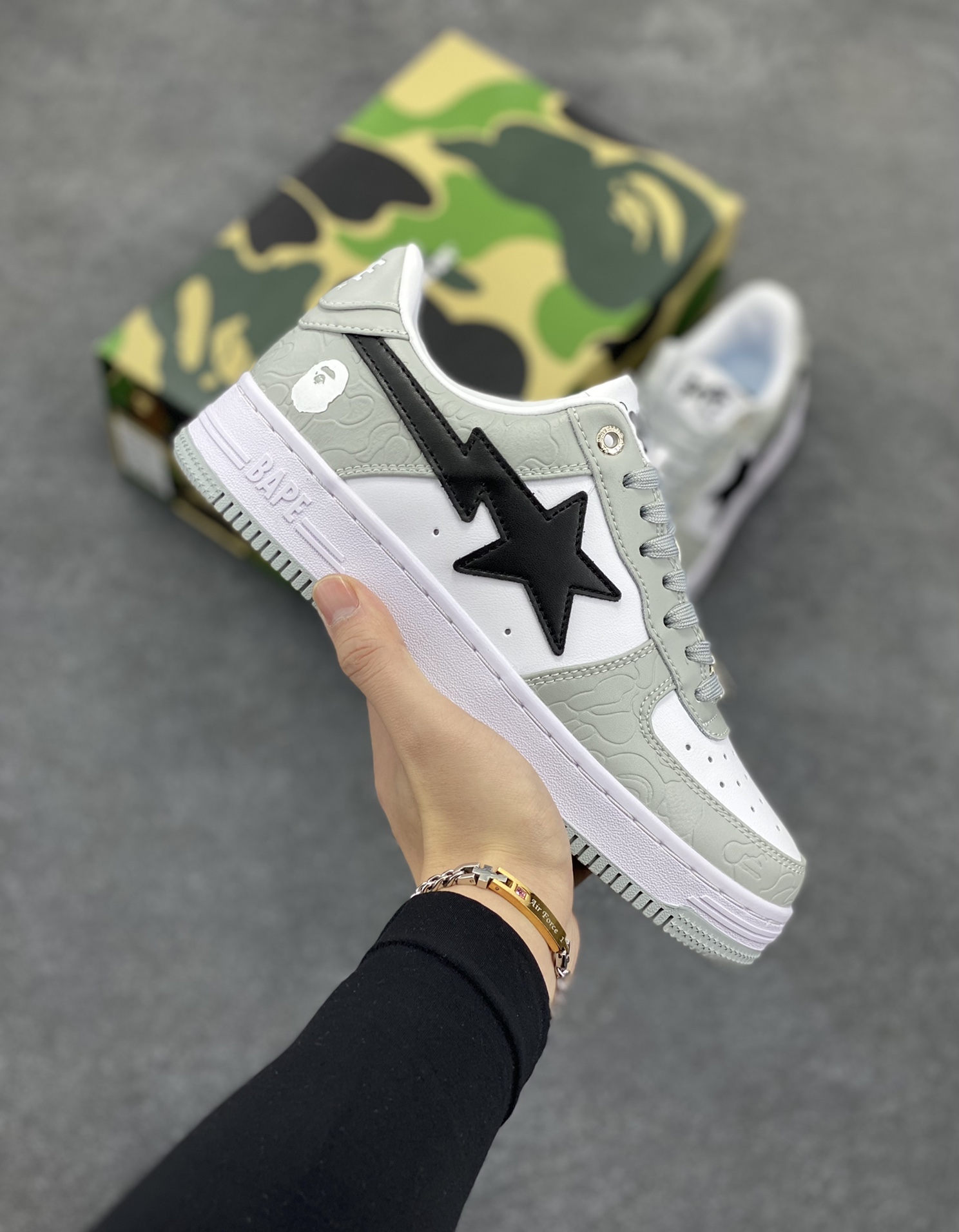 Bape Sk8 Sta To Nigo“ 潮流教父Nigo 品牌 猿人头低帮经典运动休闲板鞋 全套顶级包装 包含猿人logo定制防尘袋 定制迷彩鞋垫一副 抗压收纳抽屉式鞋盒 货号:1H70191002 尺码:36 36.5 37.5 38 38.5 39 40 40.5 41 42 42.5 43 44 44.5 45 46-选品中心