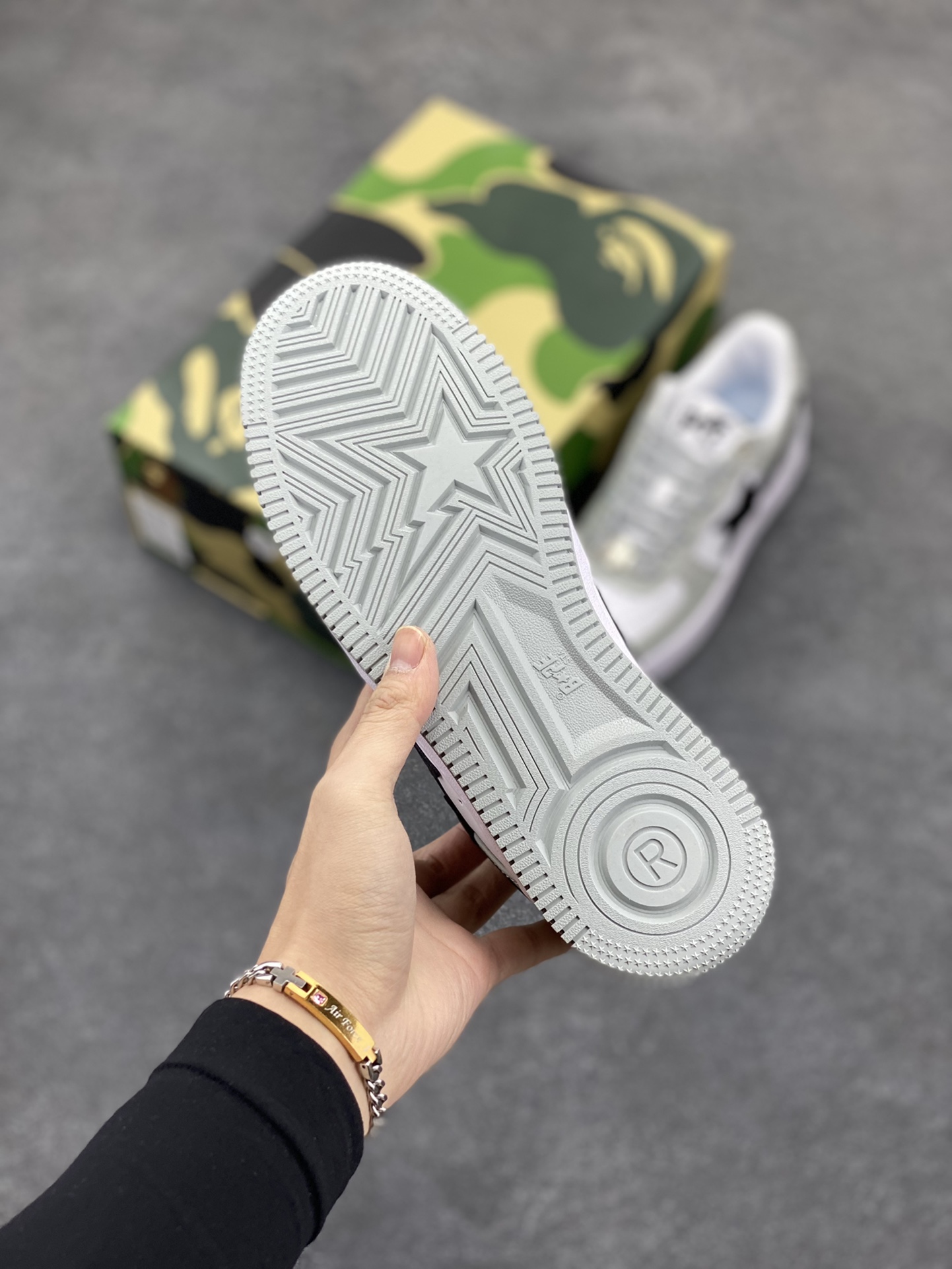 图片[5]-Bape Sk8 Sta To Nigo“ 潮流教父Nigo 品牌 猿人头低帮经典运动休闲板鞋 全套顶级包装 包含猿人logo定制防尘袋 定制迷彩鞋垫一副 抗压收纳抽屉式鞋盒 货号：1H70191002 尺码：36 36.5 37.5 38 38.5 39 40 40.5 41 42 42.5 43 44 44.5 45 46-选品中心