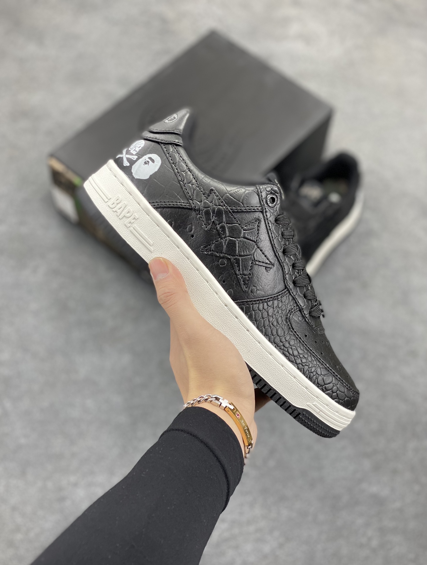 Bape Sk8 Sta To Nigo“ 潮流教父Nigo 品牌 猿人头低帮经典运动休闲板鞋 全套顶级包装 包含猿人logo定制防尘袋 定制迷彩鞋垫一副 抗压收纳抽屉式鞋盒 货号：1J23191901 尺码：36 36.5 37.5 38 38.5 39 40 40.5 41 42 42.5 43 44 44.5 45 46-选品中心