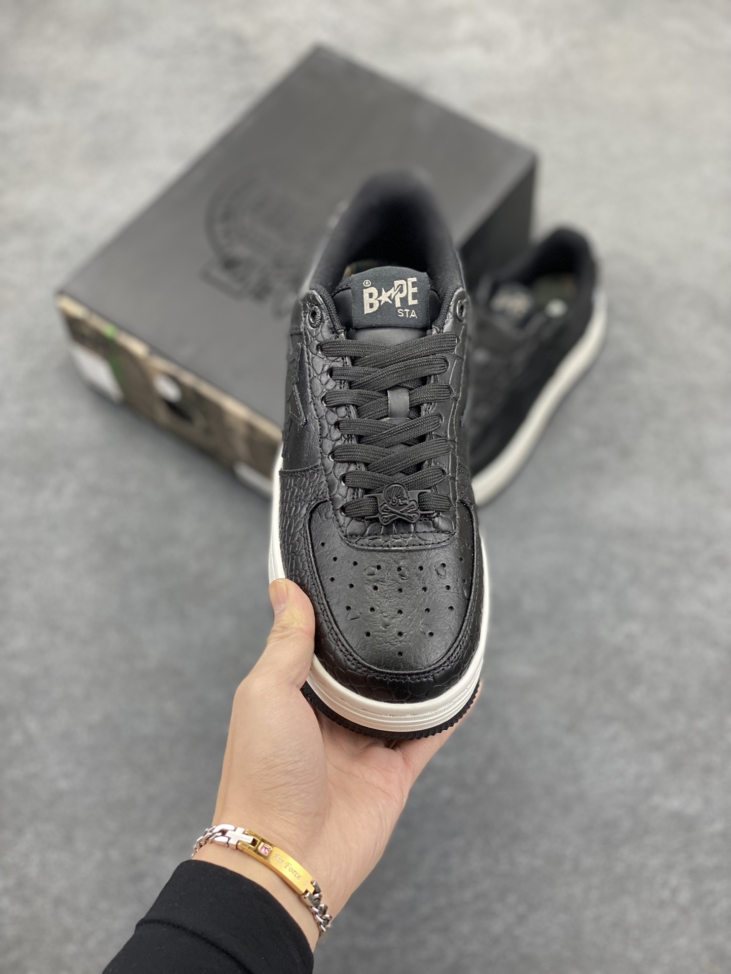 图片[2]-Bape Sk8 Sta To Nigo“ 潮流教父Nigo 品牌 猿人头低帮经典运动休闲板鞋 全套顶级包装 包含猿人logo定制防尘袋 定制迷彩鞋垫一副 抗压收纳抽屉式鞋盒 货号：1J23191901 尺码：36 36.5 37.5 38 38.5 39 40 40.5 41 42 42.5 43 44 44.5 45 46-选品中心