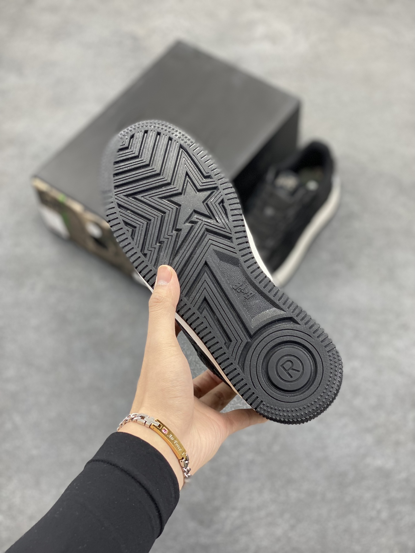 图片[5]-Bape Sk8 Sta To Nigo“ 潮流教父Nigo 品牌 猿人头低帮经典运动休闲板鞋 全套顶级包装 包含猿人logo定制防尘袋 定制迷彩鞋垫一副 抗压收纳抽屉式鞋盒 货号：1J23191901 尺码：36 36.5 37.5 38 38.5 39 40 40.5 41 42 42.5 43 44 44.5 45 46-选品中心