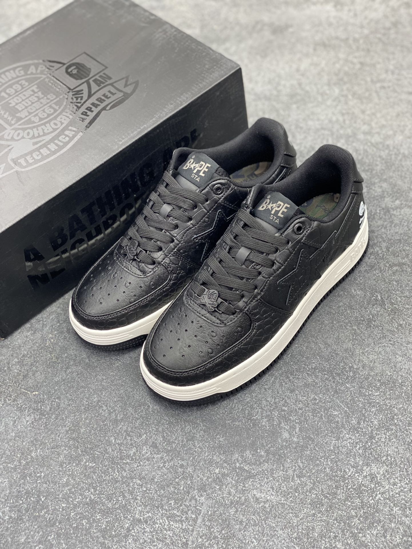 图片[8]-Bape Sk8 Sta To Nigo“ 潮流教父Nigo 品牌 猿人头低帮经典运动休闲板鞋 全套顶级包装 包含猿人logo定制防尘袋 定制迷彩鞋垫一副 抗压收纳抽屉式鞋盒 货号：1J23191901 尺码：36 36.5 37.5 38 38.5 39 40 40.5 41 42 42.5 43 44 44.5 45 46-选品中心