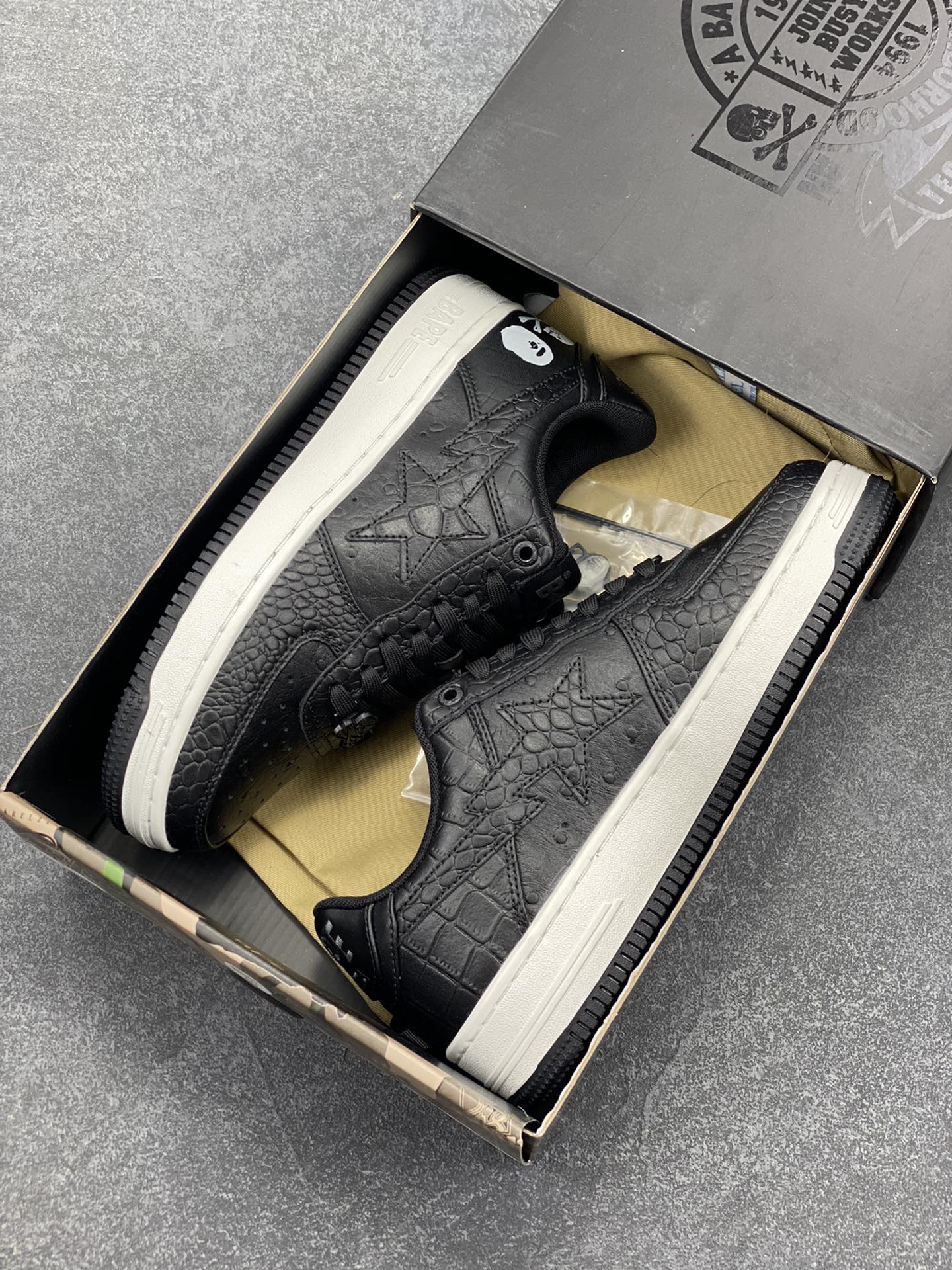 图片[9]-Bape Sk8 Sta To Nigo“ 潮流教父Nigo 品牌 猿人头低帮经典运动休闲板鞋 全套顶级包装 包含猿人logo定制防尘袋 定制迷彩鞋垫一副 抗压收纳抽屉式鞋盒 货号：1J23191901 尺码：36 36.5 37.5 38 38.5 39 40 40.5 41 42 42.5 43 44 44.5 45 46-选品中心