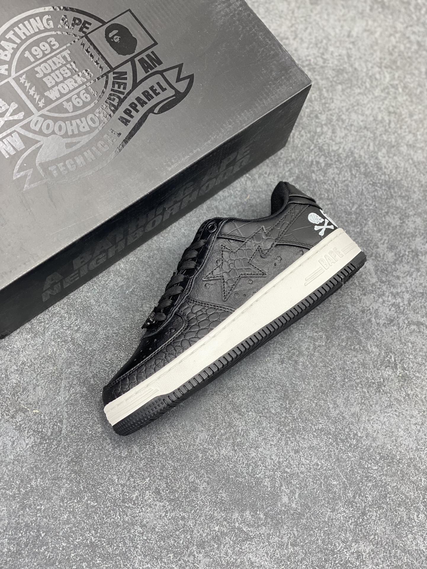 图片[7]-Bape Sk8 Sta To Nigo“ 潮流教父Nigo 品牌 猿人头低帮经典运动休闲板鞋 全套顶级包装 包含猿人logo定制防尘袋 定制迷彩鞋垫一副 抗压收纳抽屉式鞋盒 货号：1J23191901 尺码：36 36.5 37.5 38 38.5 39 40 40.5 41 42 42.5 43 44 44.5 45 46-选品中心