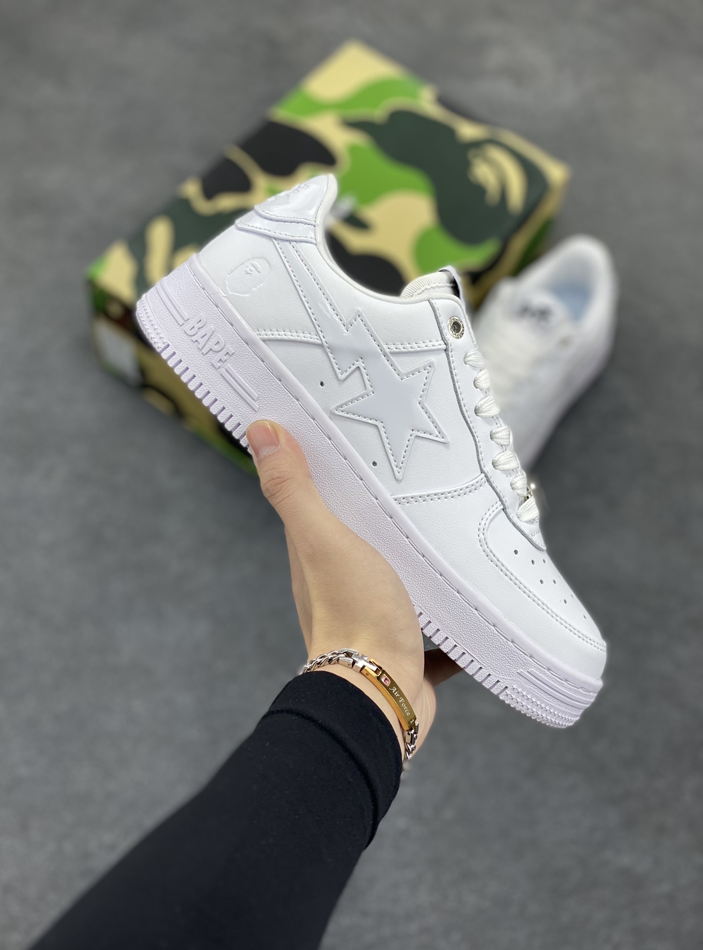 Bape Sk8 Sta To Nigo“ 潮流教父Nigo 品牌 猿人头低帮经典运动休闲板鞋 全套顶级包装 包含猿人logo定制防尘袋 定制迷彩鞋垫一副 抗压收纳抽屉式鞋盒 货号：1F70191006 尺码：36 36.5 37.5 38 38.5 39 40 40.5 41 42 42.5 43 44 44.5 45 46-选品中心