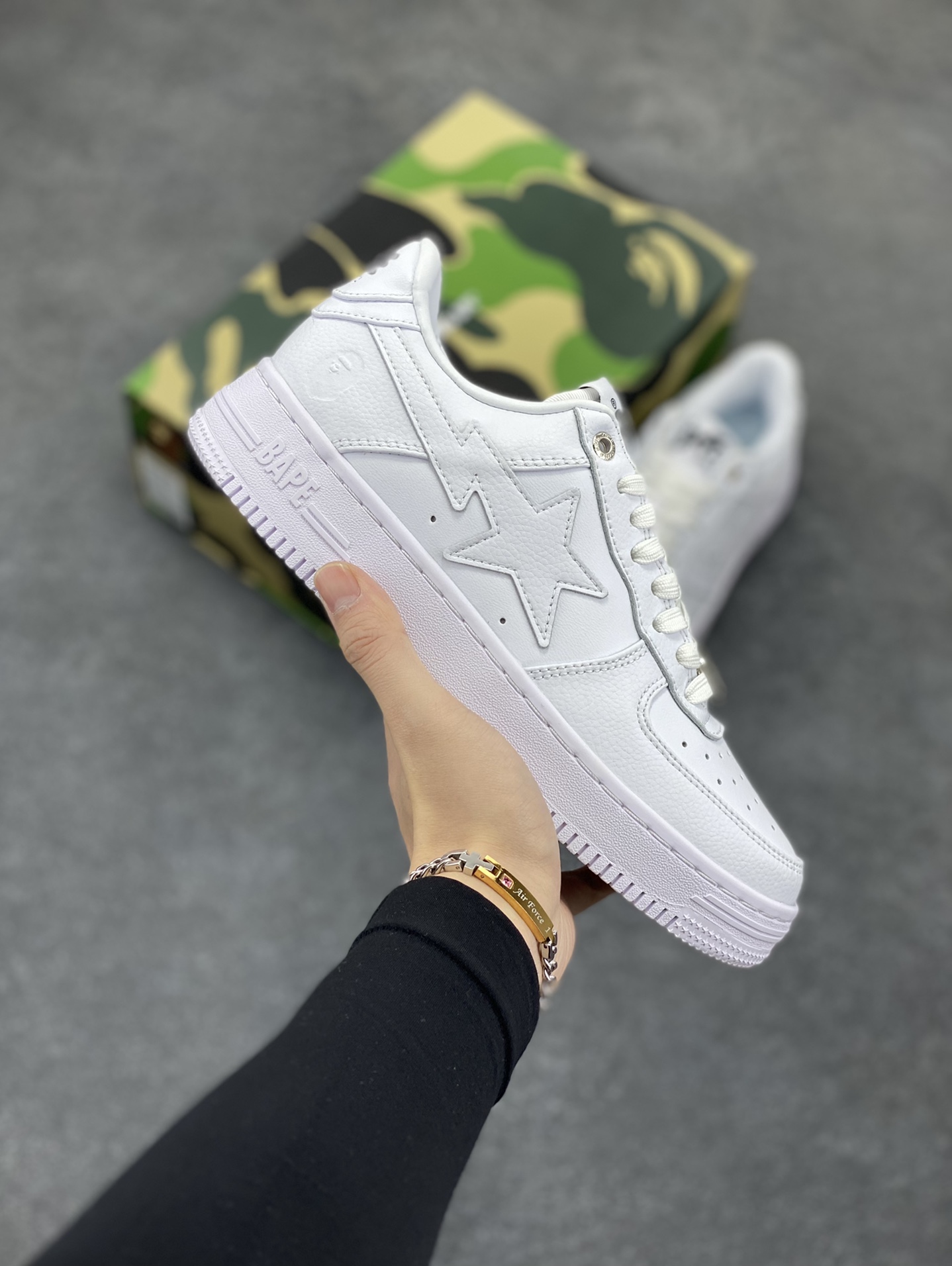 Bape Sk8 Sta To Nigo“ 潮流教父Nigo 品牌 猿人头低帮经典运动休闲板鞋 全套顶级包装 包含猿人logo定制防尘袋 定制迷彩鞋垫一副 抗压收纳抽屉式鞋盒 货号:1J30291013 尺码:36 36.5 37.5 38 38.5 39 40 40.5 41 42 42.5 43 44 44.5 45 46-选品中心