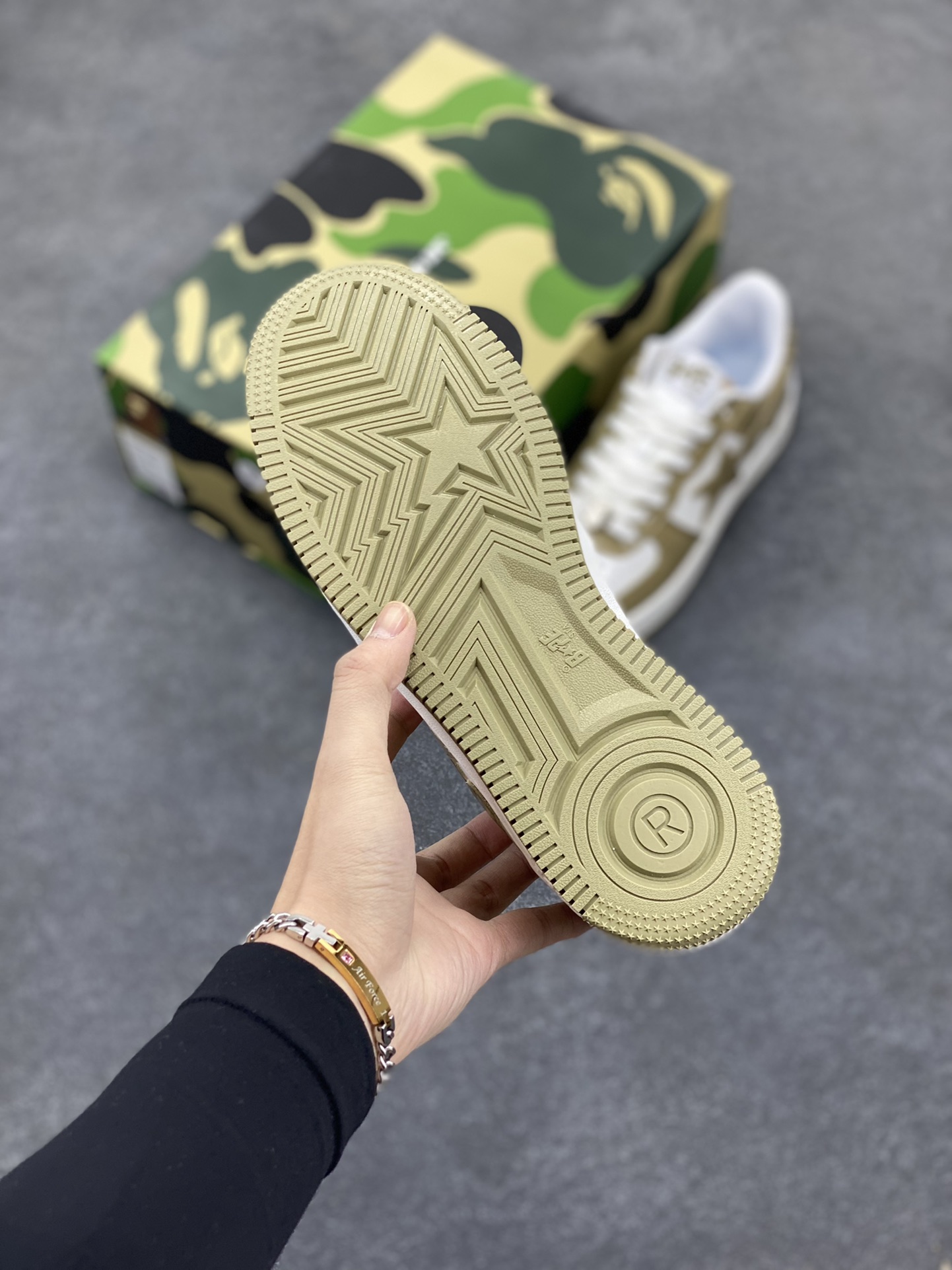 图片[5]-Bape Sk8 Sta To Nigo“ 潮流教父Nigo 品牌 猿人头低帮经典运动休闲板鞋 全套顶级包装 包含猿人logo定制防尘袋 定制迷彩鞋垫一副 抗压收纳抽屉式鞋盒 货号：1I70291021 尺码：36 36.5 37.5 38 38.5 39 40 40.5 41 42 42.5 43 44 44.5 45 46-选品中心