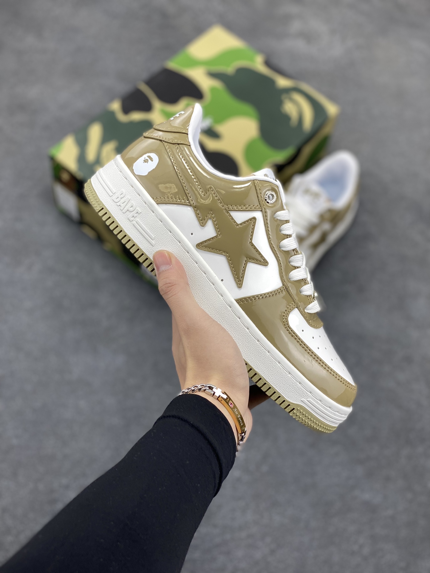 Bape Sk8 Sta To Nigo“ 潮流教父Nigo 品牌 猿人头低帮经典运动休闲板鞋 全套顶级包装 包含猿人logo定制防尘袋 定制迷彩鞋垫一副 抗压收纳抽屉式鞋盒 货号:1I70291021 尺码:36 36.5 37.5 38 38.5 39 40 40.5 41 42 42.5 43 44 44.5 45 46-选品中心