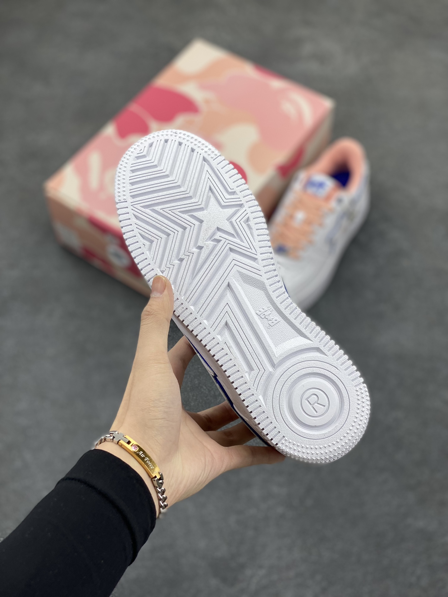 图片[5]-Bape Sk8 Sta To Nigo“ 潮流教父Nigo 品牌 猿人头低帮经典运动休闲板鞋 全套顶级包装 包含猿人logo定制防尘袋 定制迷彩鞋垫一副 抗压收纳抽屉式鞋盒 货号：1G21SN0061C 尺码：36 36.5 37.5 38 38.5 39 40 40.5 41 42 42.5 43 44 44.5 45 46-选品中心