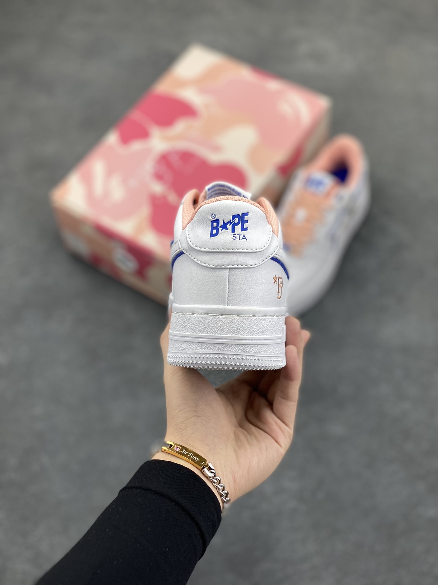 图片[4]-Bape Sk8 Sta To Nigo“ 潮流教父Nigo 品牌 猿人头低帮经典运动休闲板鞋 全套顶级包装 包含猿人logo定制防尘袋 定制迷彩鞋垫一副 抗压收纳抽屉式鞋盒 货号：1G21SN0061C 尺码：36 36.5 37.5 38 38.5 39 40 40.5 41 42 42.5 43 44 44.5 45 46-选品中心