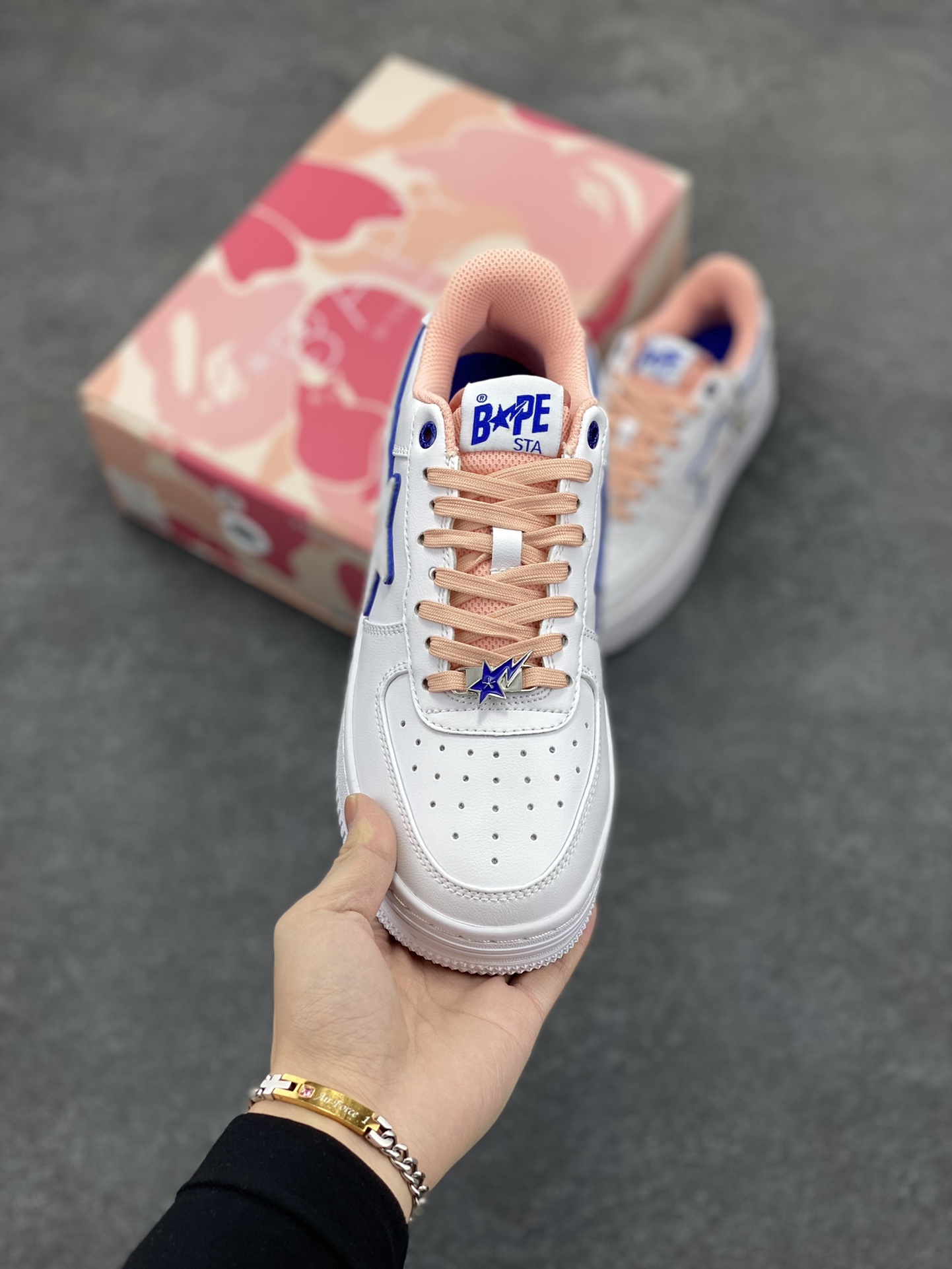 图片[2]-Bape Sk8 Sta To Nigo“ 潮流教父Nigo 品牌 猿人头低帮经典运动休闲板鞋 全套顶级包装 包含猿人logo定制防尘袋 定制迷彩鞋垫一副 抗压收纳抽屉式鞋盒 货号：1G21SN0061C 尺码：36 36.5 37.5 38 38.5 39 40 40.5 41 42 42.5 43 44 44.5 45 46-选品中心