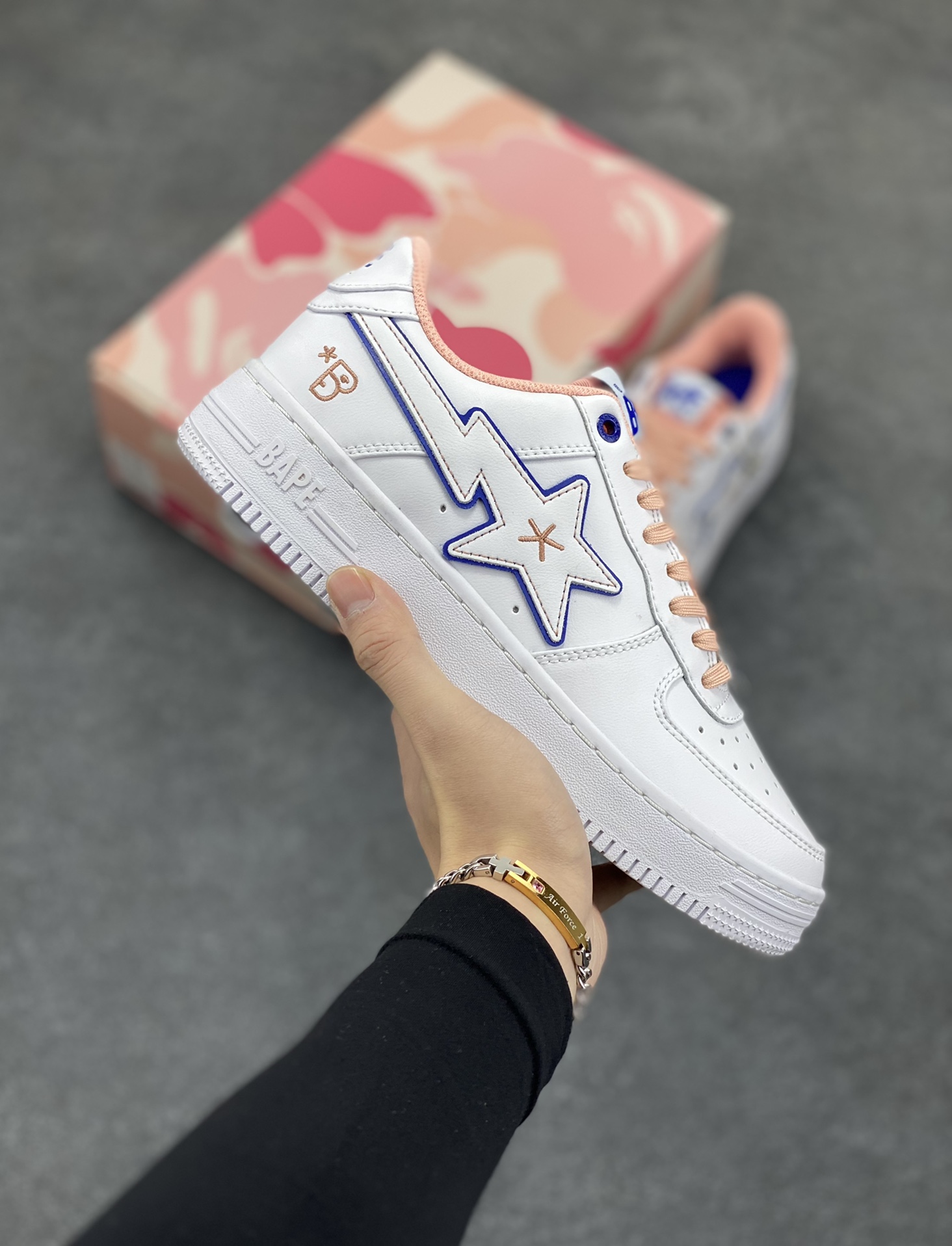 Bape Sk8 Sta To Nigo“ 潮流教父Nigo 品牌 猿人头低帮经典运动休闲板鞋 全套顶级包装 包含猿人logo定制防尘袋 定制迷彩鞋垫一副 抗压收纳抽屉式鞋盒 货号:1G21SN0061C 尺码:36 36.5 37.5 38 38.5 39 40 40.5 41 42 42.5 43 44 44.5 45 46-选品中心