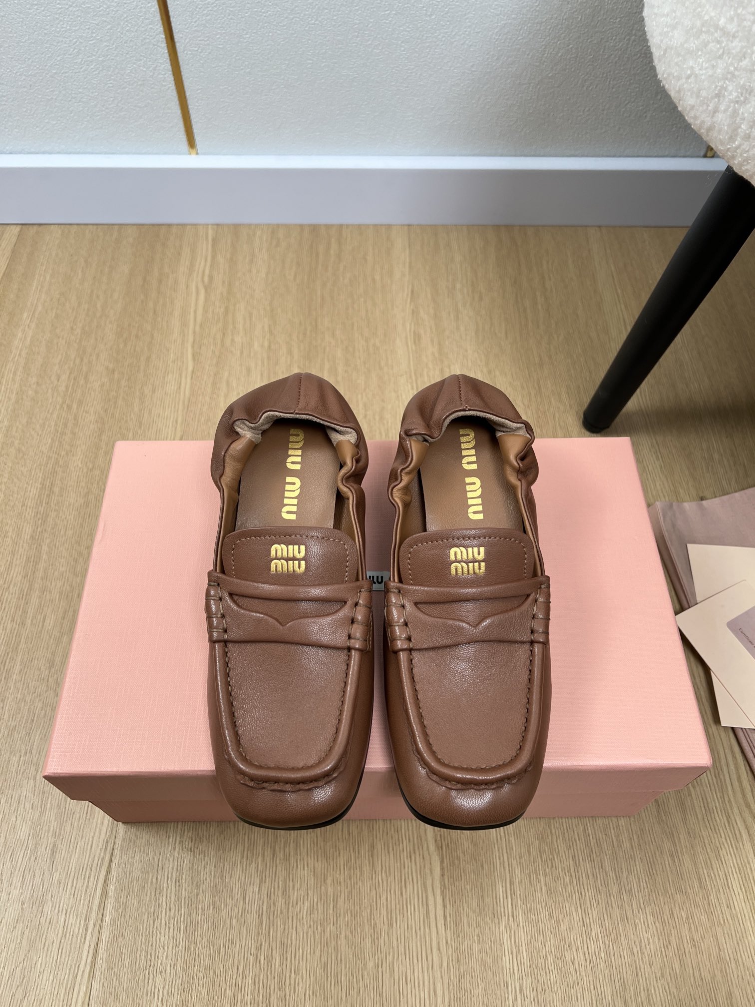 NO:163943,MiuMiu | 2025 Miu Home 2025 Early Spring New Products, the latest hit showcase square-headed loafers series, fashionable, simple and high-end, casually matched, very light and comfortable to wear, this year's main model, fashionable, simple and high-end, casually matched, very comfortable to wear, must-have for the year!  Original purchase and development, making products, miu's latest hit, avant-garde and bold design, Miu logo style is integrated into the simple lines of this leather sneaker. The unique logo is decorated on the tongue and back, embellishing the retro design. Upper imported sheepskin imported sheepskin insole imported sheepskin outsole original open mold-proof rubber outsole heel height 4.5cm, size 35-42 (customized for 40.41.42) Packaging original packaging, loafers, miumiu, loafers, sneakers, sheepskin19860909MiuMiu缪缪 | 2025 miu家2025早春新品 专柜最新爆款走秀款方头乐福鞋系列 时尚 简约高级 随意搭配 上脚非常轻便舒适 今年主推款 时尚 简约高级 随意搭配 上脚非常舒适,年度必入款！原版购入开发 做货 miu家最新爆款 前卫大胆的设计 Miu logo 风格融于此款皮革运动鞋的简约线条.别致徽标饰于鞋舌与背面,点缀复古设计. 鞋面进口羊皮 内里进口羊皮 鞋垫进口羊皮 大底原版开模防滑橡胶大底 跟高4.5cm 码数35-42（40.41.42定制） 包装原版包装,乐福鞋,miumiu,loafers,sneakers,sheepskin,Women's Shoes