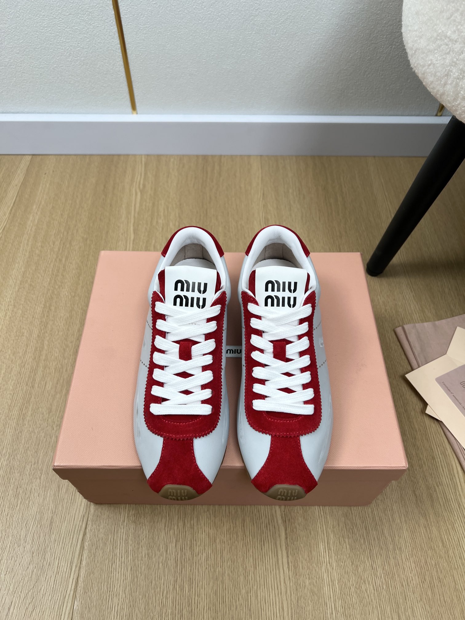 NO:163914,MiuMiu | 2025 Miu Home 2025 Early Spring New Products, the latest hot casual sneakers series for counters, fashionable, simple and high-end, casually matched, very light and comfortable to wear, this year's main model, fashionable, simple and high-end, casually matched, very comfortable to wear, must-have for the year!  Original purchase and development, making products, miu's latest hit, avant-garde and bold design, Miu logo style is integrated into the simple lines of this leather sneaker. The unique logo is decorated on the tongue and back, embellished with retro design. Upper imported sheep tiles spliced ​​cowhide inner sheepskin insole imported sheepskin outsole original open mold non-slip sole shoe thickness 1.5cm sizing 35-40 (40 customization) Packaging original packaging, casual shoes/sports shoes, miumiu, sneakers, cowhide, sheepskin, sheep19860909MiuMiu缪缪 | 2025 miu家2025早春新品 专柜最新爆款休闲运动鞋系列 时尚 简约高级 随意搭配 上脚非常轻便舒适 今年主推款 时尚 简约高级 随意搭配 上脚非常舒适,年度必入款！原版购入开发 做货 miu家最新爆款 前卫大胆的设计 Miu logo 风格融于此款皮革运动鞋的简约线条.别致徽标饰于鞋舌与背面,点缀复古设计. 鞋面进口羊猄拼接牛皮 内里进口羊皮 鞋垫进口羊皮 大底原版开模防滑大底 鞋厚1.5cm 码数35-40（40定制） 包装原版包装,休闲鞋/运动鞋,miumiu,sneakers,cowhide,sheepskin,sheep,Women's Shoes