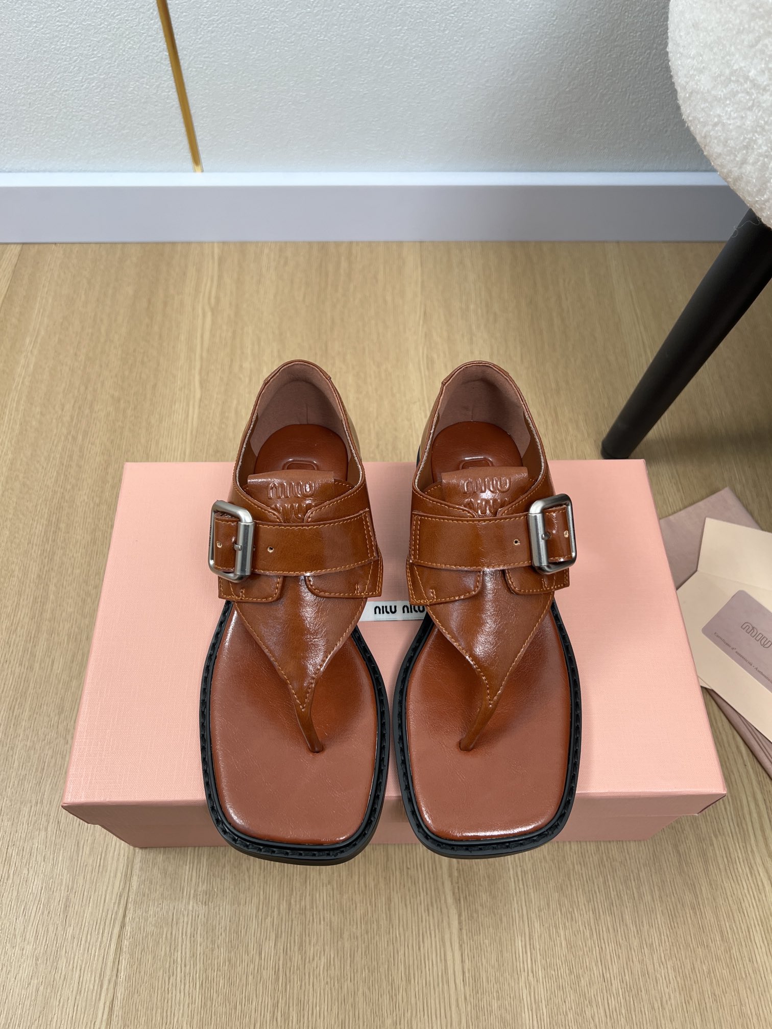 NO:163947,MiuMiu | 2025 Miu Home 2025 Early Spring New Products, the latest hit showcase sandals series for counters, fashionable, simple and high-end, casually matched, very light and comfortable to wear, this year's main model, fashionable, simple and high-end, casually matched, very comfortable to wear, must-have for the year!  Original purchase and development, making products, miu's latest hit, avant-garde and bold design, Miu logo style is integrated into the simple lines of this leather sneaker. The chic logo is decorated on the tongue and back, embellished with retro design. Upper imported sheepskin/butter leather imported sheepskin insole imported sheepskin outsole original open mold-proof rubber combination outsole heel height 3cm size 35-42 (customized for 40.41.42) Packaging original packaging, sandals, miumiu, sandals, sneakers, sheepskin19860909MiuMiu缪缪 | 2025 miu家2025早春新品 专柜最新爆款走秀款夹脚凉鞋系列 时尚 简约高级 随意搭配 上脚非常轻便舒适 今年主推款 时尚 简约高级 随意搭配 上脚非常舒适,年度必入款！原版购入开发 做货 miu家最新爆款 前卫大胆的设计 Miu logo 风格融于此款皮革运动鞋的简约线条.别致徽标饰于鞋舌与背面,点缀复古设计. 鞋面进口羊皮/牛油皮 内里进口羊皮 鞋垫进口羊皮 大底原版开模防滑橡胶组合大底 跟高3cm 码数35-42（40.41.42定制） 包装原版包装,凉鞋,miumiu,sandals,sneakers,sheepskin,Women's Shoes